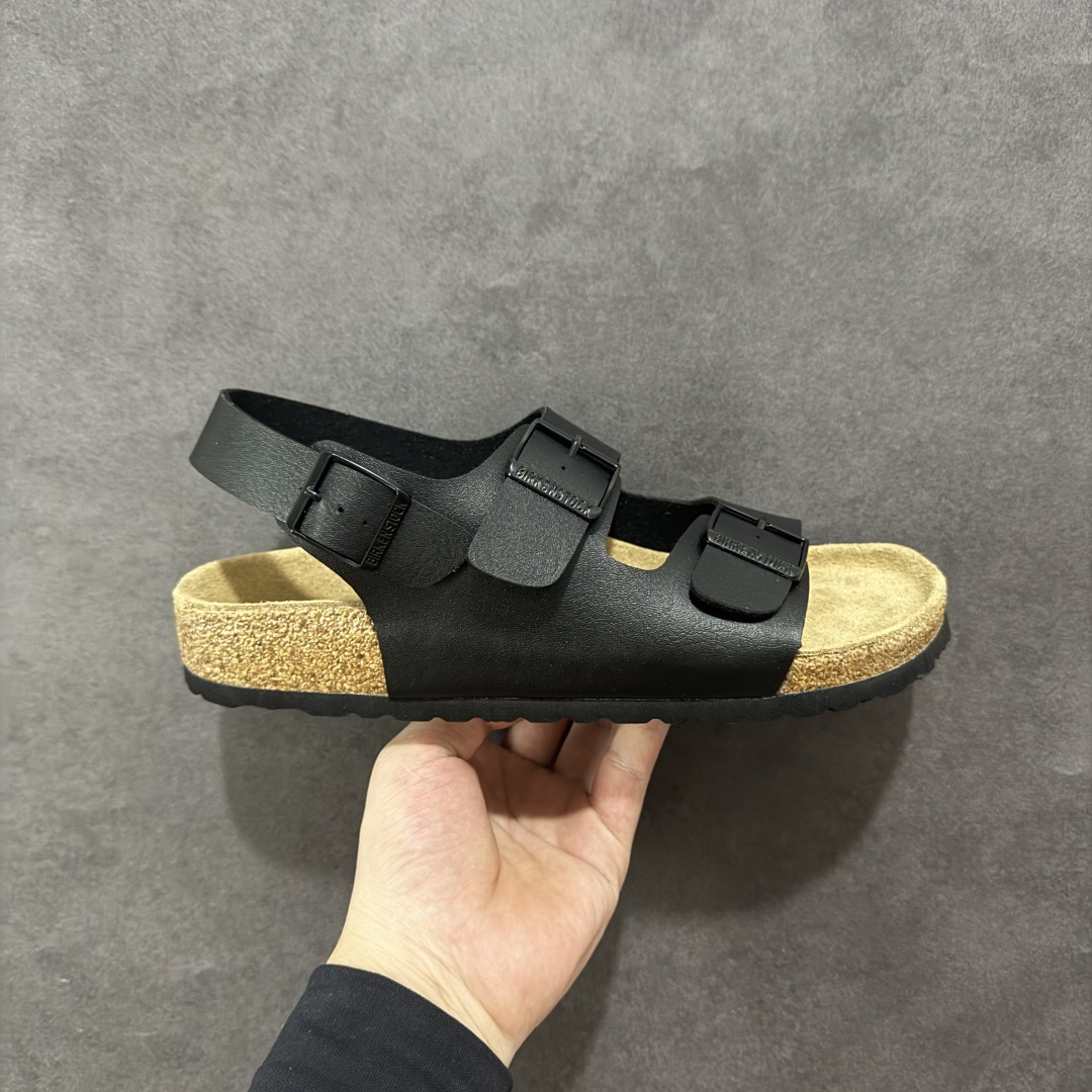 【广东纯原版本】博肯 Birkenstock 二字拖凉鞋系列 广东原产#德国百年知名鞋履品牌·博肯Birkenstock 勃肯#采用质地柔软牛皮面料材质#中底搭载缓震软木橡胶 其特有的鞋床设计,贴合脚面穿着舒适 Birkenstock Milano中性软木鞋底经典款式,非常好搭,鞋底结实耐磨,适合夏天。 尺码:35-45(偏大一码)-选品中心