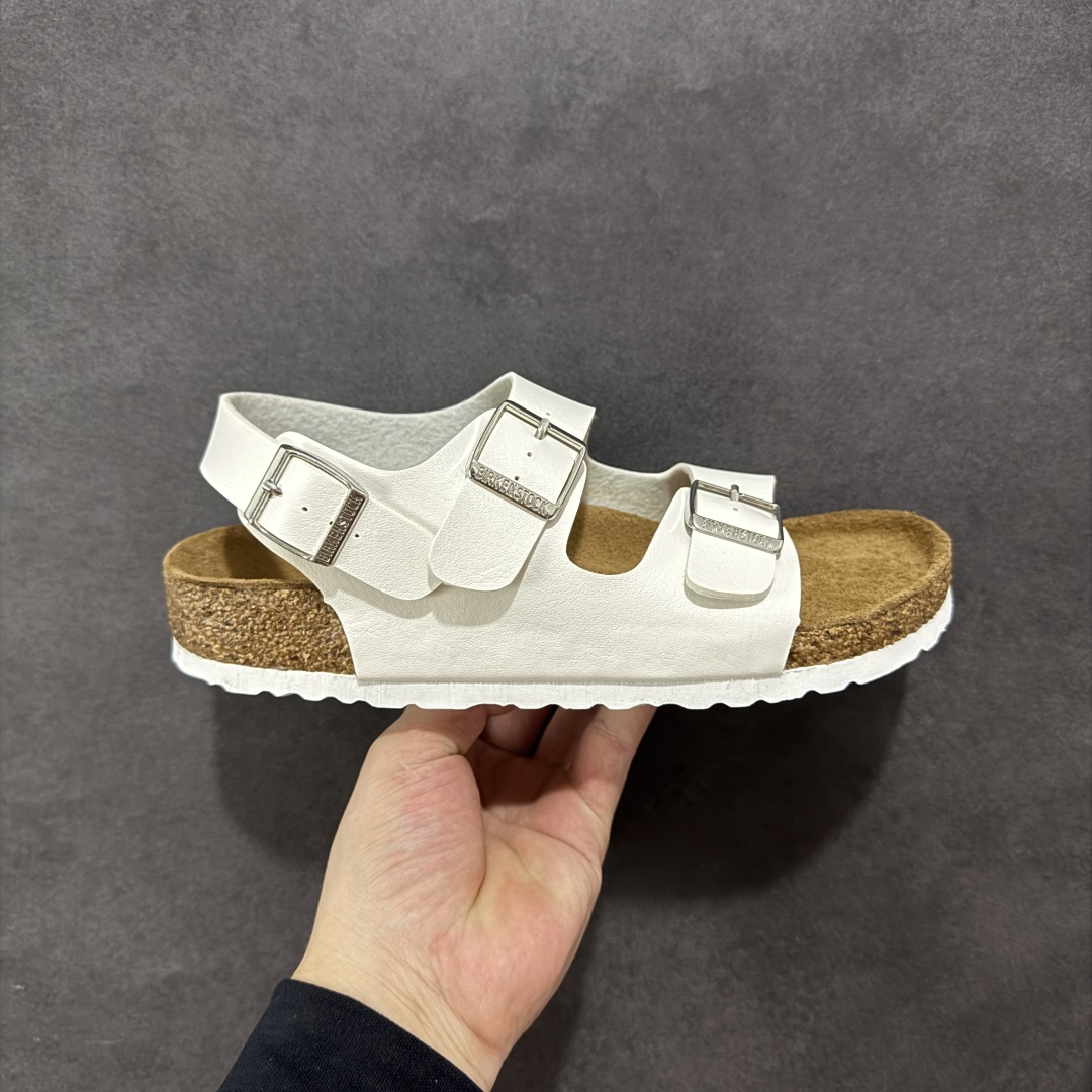 【广东纯原版本】博肯 Birkenstock 二字拖凉鞋系列 广东原产#德国百年知名鞋履品牌·博肯Birkenstock 勃肯#采用质地柔软牛皮面料材质#中底搭载缓震软木橡胶 其特有的鞋床设计,贴合脚面穿着舒适 Birkenstock Milano中性软木鞋底经典款式,非常好搭,鞋底结实耐磨,适合夏天。 尺码:35-45(偏大一码)-选品中心