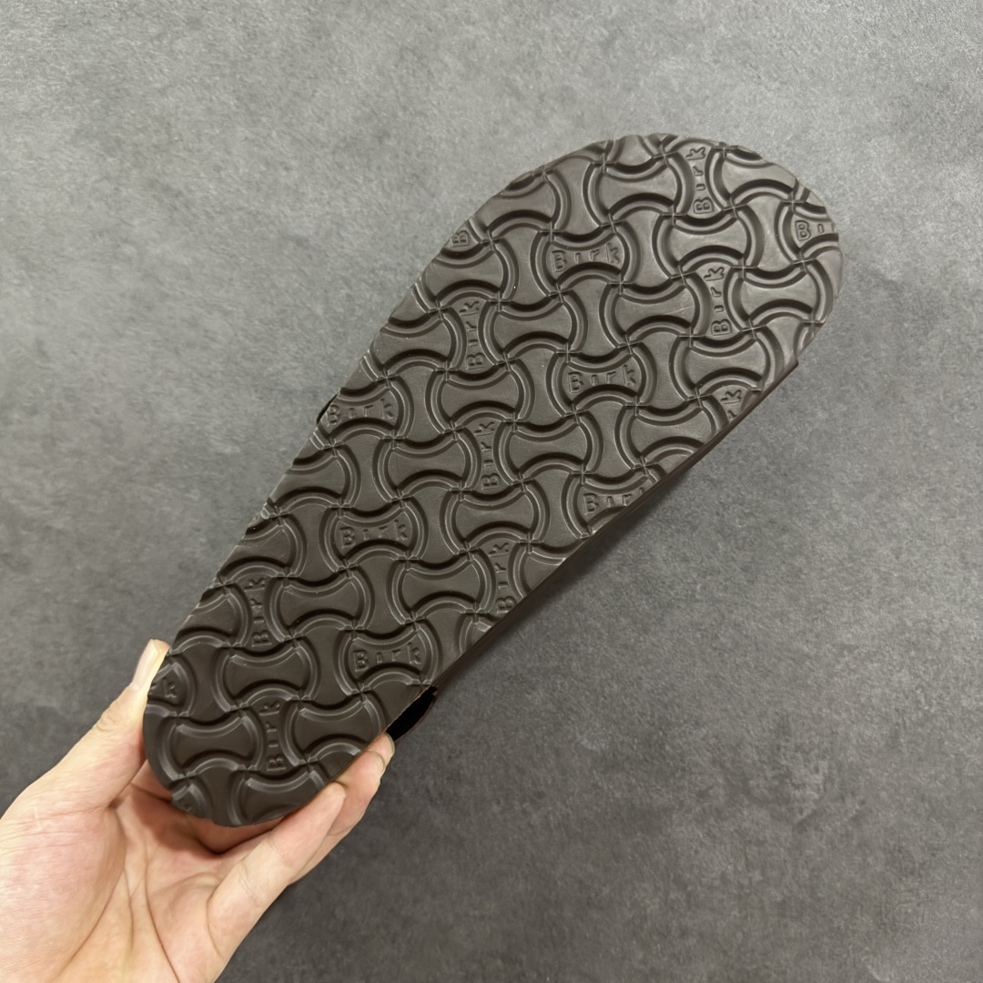 图片[9]-【广东纯原版本】博肯 Birkenstock 二字拖凉鞋系列 广东原产#德国百年知名鞋履品牌·博肯Birkenstock 勃肯#采用质地柔软牛皮面料材质#中底搭载缓震软木橡胶 其特有的鞋床设计，贴合脚面穿着舒适 Birkenstock Milano中性软木鞋底经典款式，非常好搭，鞋底结实耐磨，适合夏天。 尺码：35-45(偏大一码)-选品中心