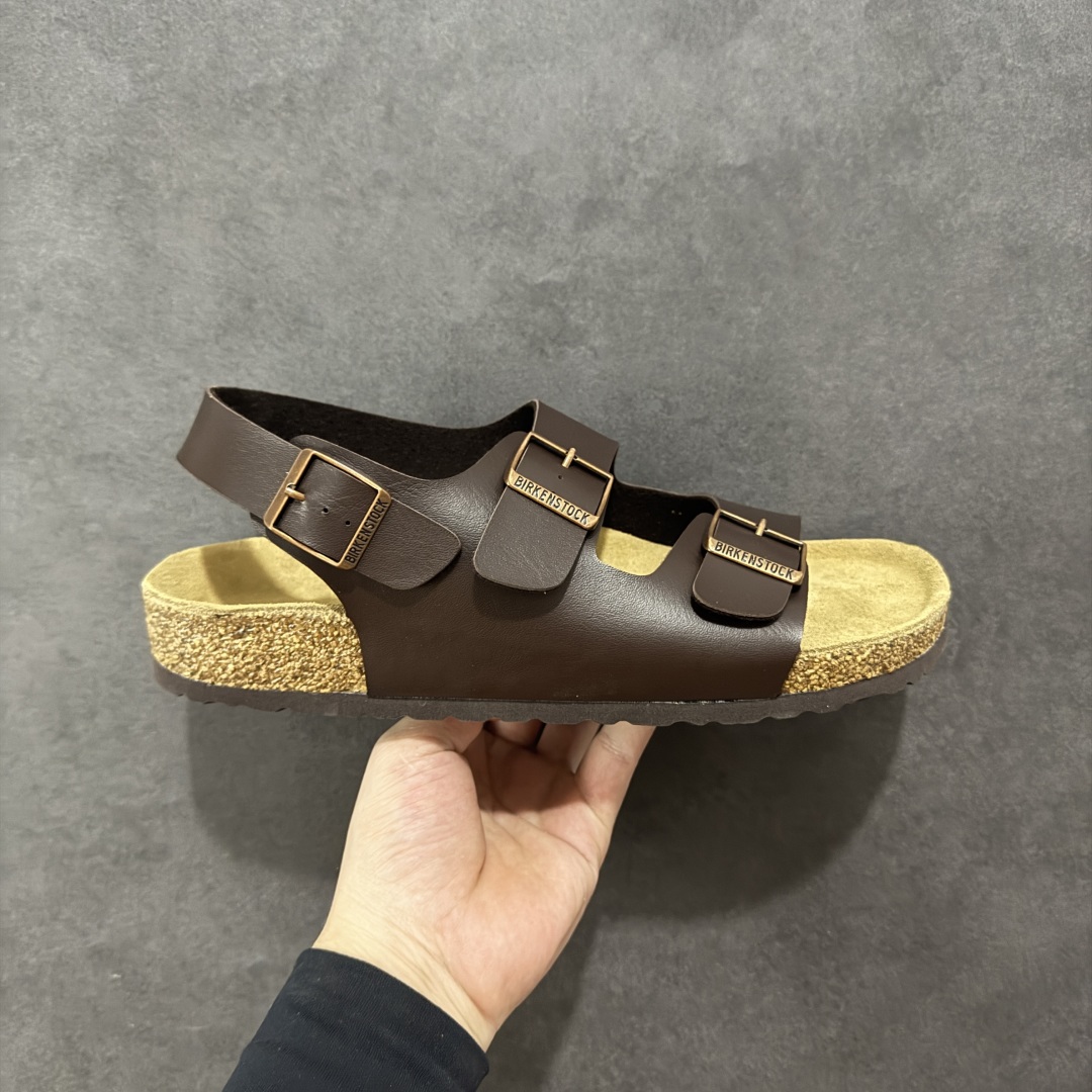 【广东纯原版本】博肯 Birkenstock 二字拖凉鞋系列 广东原产#德国百年知名鞋履品牌·博肯Birkenstock 勃肯#采用质地柔软牛皮面料材质#中底搭载缓震软木橡胶 其特有的鞋床设计,贴合脚面穿着舒适 Birkenstock Milano中性软木鞋底经典款式,非常好搭,鞋底结实耐磨,适合夏天。 尺码:35-45(偏大一码)-选品中心