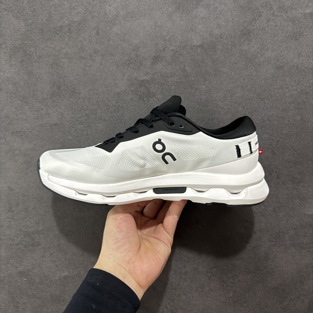 图片[2]-【公司级】On昂跑 Cloudzone 舒适百搭防滑耐磨 低帮跑步鞋 户外街头机能风跑步鞋 Cloud Hi Edge户外机能融合街头潮流 越界开启全新都市探索 CloudTec®专利科技鞋底搭载耐温耐用革新中底泡棉 同时以摇椅圆弧的机能感轮廓 带来流畅平稳的迈步 轻量透气的工程网格结合环保人造麂皮 衬托出活力醒目的视觉效果 饰有品牌Logo的TPU鞋带扣 让系带方式别具一格 是日常穿搭、旅行和城市探索的理想之选 尺码： 36 36.5 37.5 38 38.5 39 40 40.5 41 42 42.5 43 44 44.5 45-选品中心