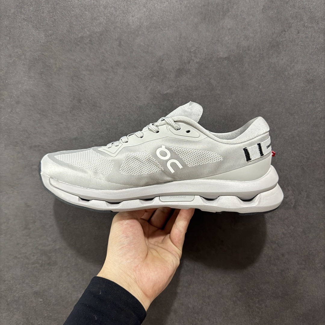 图片[2]-【公司级】On昂跑 Cloudzone 舒适百搭防滑耐磨 低帮跑步鞋 户外街头机能风跑步鞋 Cloud Hi Edge户外机能融合街头潮流 越界开启全新都市探索 CloudTec®专利科技鞋底搭载耐温耐用革新中底泡棉 同时以摇椅圆弧的机能感轮廓 带来流畅平稳的迈步 轻量透气的工程网格结合环保人造麂皮 衬托出活力醒目的视觉效果 饰有品牌Logo的TPU鞋带扣 让系带方式别具一格 是日常穿搭、旅行和城市探索的理想之选 尺码： 36 36.5 37.5 38 38.5 39 40 40.5 41 42 42.5 43 44 44.5 45-选品中心