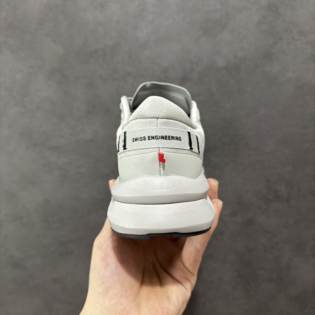 图片[4]-【公司级】On昂跑 Cloudzone 舒适百搭防滑耐磨 低帮跑步鞋 户外街头机能风跑步鞋 Cloud Hi Edge户外机能融合街头潮流 越界开启全新都市探索 CloudTec®专利科技鞋底搭载耐温耐用革新中底泡棉 同时以摇椅圆弧的机能感轮廓 带来流畅平稳的迈步 轻量透气的工程网格结合环保人造麂皮 衬托出活力醒目的视觉效果 饰有品牌Logo的TPU鞋带扣 让系带方式别具一格 是日常穿搭、旅行和城市探索的理想之选 尺码： 36 36.5 37.5 38 38.5 39 40 40.5 41 42 42.5 43 44 44.5 45-选品中心