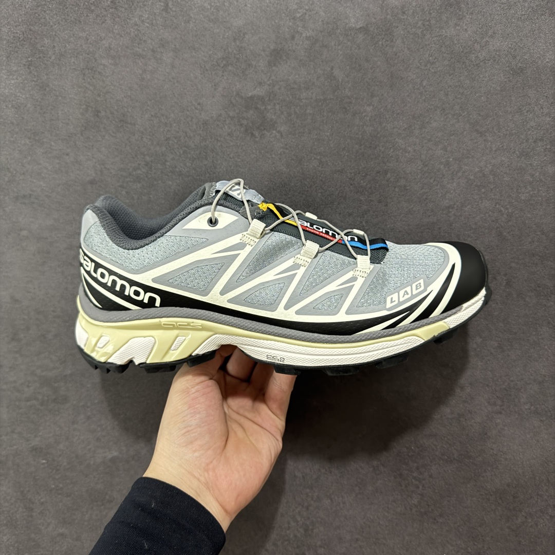 【GQ纯原福利】Salomon 萨洛蒙 XT-6 复古机能户外跑鞋 大厂纯原福利 全码福利清货 品质细节到位 售前售后保障到底💪🏻 这双XT-6 鞋面以锯齿状的包裹系统呈现 在黑色基底之下加入了各种色点缀 内嵌式的袜套设计与 Quicklace 系带系统一道 实现了立体包裹与精准贴合 结合 Contagrip 大底科技 让穿着者可以轻松驾驭户外与通勤下的任何运动生活场景 无缝鞋身户外随意纵横 颜值与脚感兼备 出街通勤 绝对非常吸睛 你值得拥有 尺码:36 36.5 37.5 38 38.5 39 40 40.5 41 42 42.5 43 44 44.5 45-选品中心