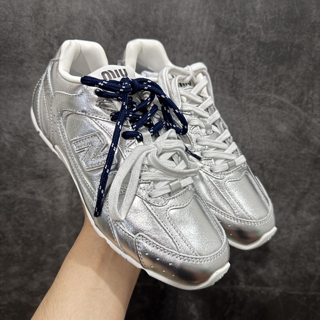 【莞产礼盒版】Miumiu x New Balance NB530 新百伦缪缪联名款复古运动鞋 银色皮面 全套原楦原纸板原厂数据开发 原厂三文治网纱 原装进口羊皮加羊反绒正确绒感卡色 正确中底拉帮中底纸板满印细节 冲裁组合 匠心打造 耗时两个月开发完成 工艺极其复杂难度可想而知 新开独立私模大底 全网唯一正确私模大底 高端零售专供产物 这双变奏版本的530 SL 有着抢眼的双鞋带系统 以撞色的拼接感带出不同以往的风格 同时透过网眼面料与麂皮呈现复古质地 除了极为受到欢迎的棕色调之外 还推出了轻盈的裸白色系 而双方的联名徽标则展现在鞋舌以及内里衬底之上 搭配棉质和皮革的双重鞋带设计呈现出不俗的质感 此番的一大亮点就是将原来的ABZORB 鞋底更换为超薄外底 诠释Y2K风造型 鞋舌上的\”MiuMiu\”和\”NB\”Logo彰显联名身份 整双鞋带来浓浓的复古氛围 尺码：36-44-选品中心