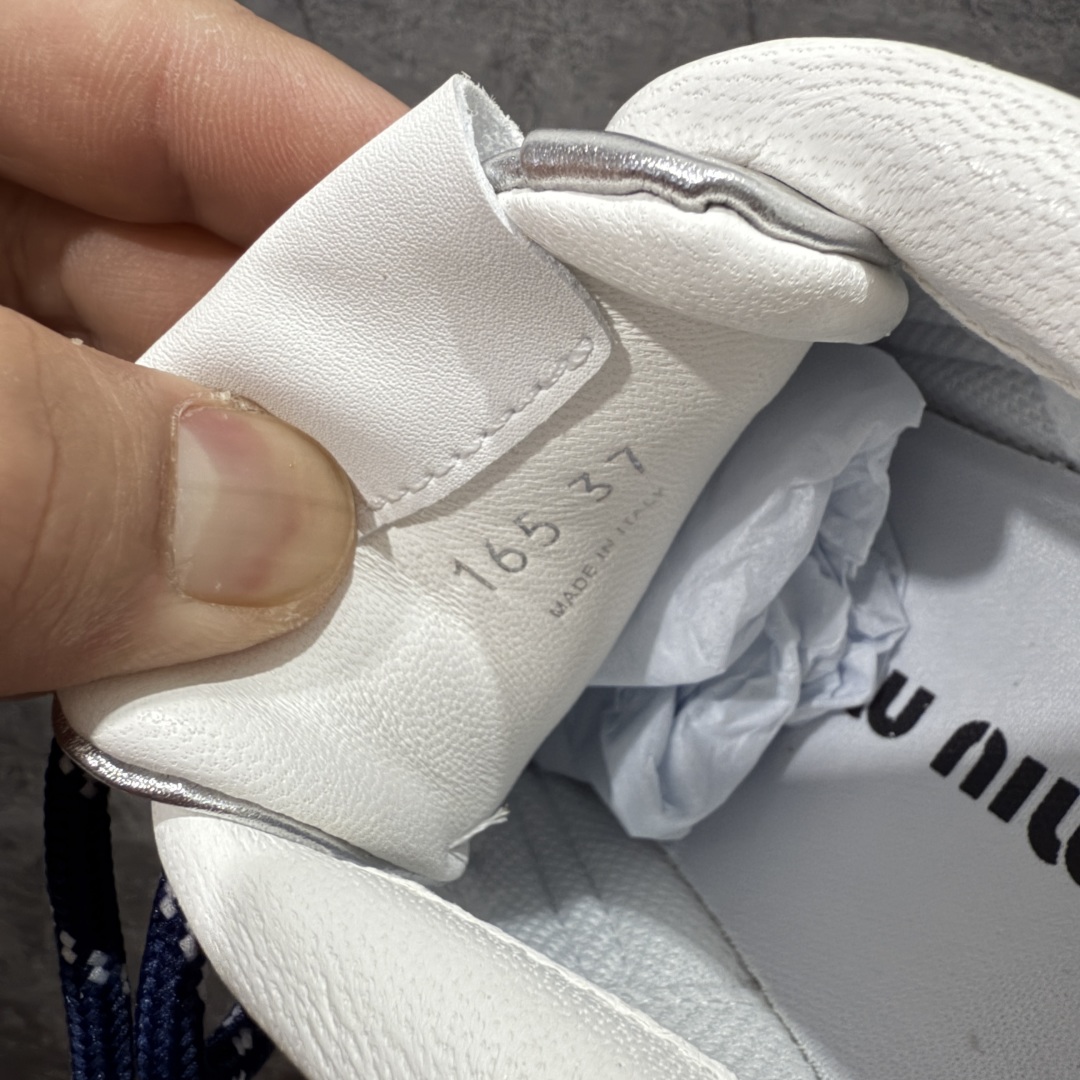 图片[7]-【莞产礼盒版】Miumiu x New Balance NB530 新百伦缪缪联名款复古运动鞋 银色皮面 全套原楦原纸板原厂数据开发 原厂三文治网纱 原装进口羊皮加羊反绒正确绒感卡色 正确中底拉帮中底纸板满印细节 冲裁组合 匠心打造 耗时两个月开发完成 工艺极其复杂难度可想而知 新开独立私模大底 全网唯一正确私模大底 高端零售专供产物 这双变奏版本的530 SL 有着抢眼的双鞋带系统 以撞色的拼接感带出不同以往的风格 同时透过网眼面料与麂皮呈现复古质地 除了极为受到欢迎的棕色调之外 还推出了轻盈的裸白色系 而双方的联名徽标则展现在鞋舌以及内里衬底之上 搭配棉质和皮革的双重鞋带设计呈现出不俗的质感 此番的一大亮点就是将原来的ABZORB 鞋底更换为超薄外底 诠释Y2K风造型 鞋舌上的\”MiuMiu\”和\”NB\”Logo彰显联名身份 整双鞋带来浓浓的复古氛围 尺码：36-44-选品中心