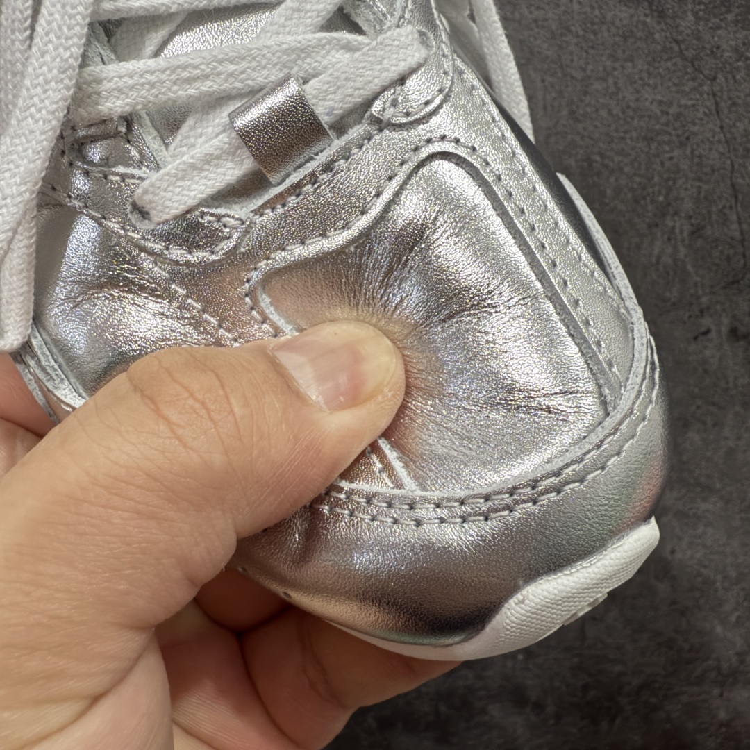 图片[5]-【莞产礼盒版】Miumiu x New Balance NB530 新百伦缪缪联名款复古运动鞋 银色皮面 全套原楦原纸板原厂数据开发 原厂三文治网纱 原装进口羊皮加羊反绒正确绒感卡色 正确中底拉帮中底纸板满印细节 冲裁组合 匠心打造 耗时两个月开发完成 工艺极其复杂难度可想而知 新开独立私模大底 全网唯一正确私模大底 高端零售专供产物 这双变奏版本的530 SL 有着抢眼的双鞋带系统 以撞色的拼接感带出不同以往的风格 同时透过网眼面料与麂皮呈现复古质地 除了极为受到欢迎的棕色调之外 还推出了轻盈的裸白色系 而双方的联名徽标则展现在鞋舌以及内里衬底之上 搭配棉质和皮革的双重鞋带设计呈现出不俗的质感 此番的一大亮点就是将原来的ABZORB 鞋底更换为超薄外底 诠释Y2K风造型 鞋舌上的\”MiuMiu\”和\”NB\”Logo彰显联名身份 整双鞋带来浓浓的复古氛围 尺码：36-44-选品中心