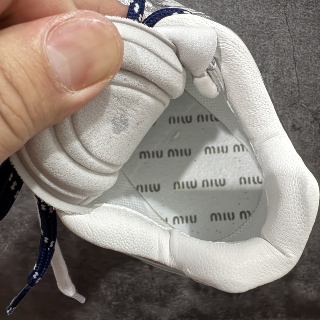 图片[9]-【莞产礼盒版】Miumiu x New Balance NB530 新百伦缪缪联名款复古运动鞋 银色皮面 全套原楦原纸板原厂数据开发 原厂三文治网纱 原装进口羊皮加羊反绒正确绒感卡色 正确中底拉帮中底纸板满印细节 冲裁组合 匠心打造 耗时两个月开发完成 工艺极其复杂难度可想而知 新开独立私模大底 全网唯一正确私模大底 高端零售专供产物 这双变奏版本的530 SL 有着抢眼的双鞋带系统 以撞色的拼接感带出不同以往的风格 同时透过网眼面料与麂皮呈现复古质地 除了极为受到欢迎的棕色调之外 还推出了轻盈的裸白色系 而双方的联名徽标则展现在鞋舌以及内里衬底之上 搭配棉质和皮革的双重鞋带设计呈现出不俗的质感 此番的一大亮点就是将原来的ABZORB 鞋底更换为超薄外底 诠释Y2K风造型 鞋舌上的\”MiuMiu\”和\”NB\”Logo彰显联名身份 整双鞋带来浓浓的复古氛围 尺码：36-44-选品中心