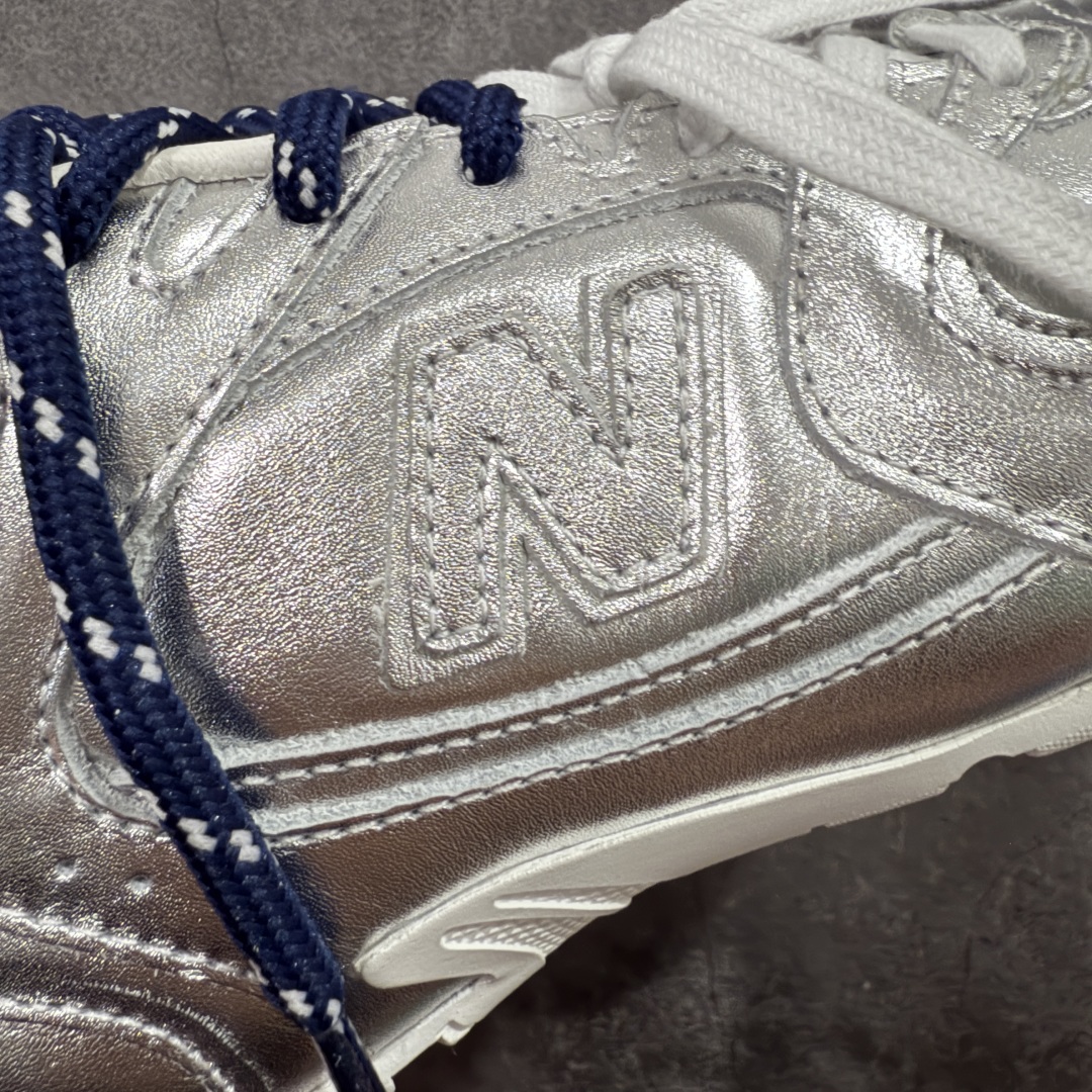 图片[4]-【莞产礼盒版】Miumiu x New Balance NB530 新百伦缪缪联名款复古运动鞋 银色皮面 全套原楦原纸板原厂数据开发 原厂三文治网纱 原装进口羊皮加羊反绒正确绒感卡色 正确中底拉帮中底纸板满印细节 冲裁组合 匠心打造 耗时两个月开发完成 工艺极其复杂难度可想而知 新开独立私模大底 全网唯一正确私模大底 高端零售专供产物 这双变奏版本的530 SL 有着抢眼的双鞋带系统 以撞色的拼接感带出不同以往的风格 同时透过网眼面料与麂皮呈现复古质地 除了极为受到欢迎的棕色调之外 还推出了轻盈的裸白色系 而双方的联名徽标则展现在鞋舌以及内里衬底之上 搭配棉质和皮革的双重鞋带设计呈现出不俗的质感 此番的一大亮点就是将原来的ABZORB 鞋底更换为超薄外底 诠释Y2K风造型 鞋舌上的\”MiuMiu\”和\”NB\”Logo彰显联名身份 整双鞋带来浓浓的复古氛围 尺码：36-44-选品中心