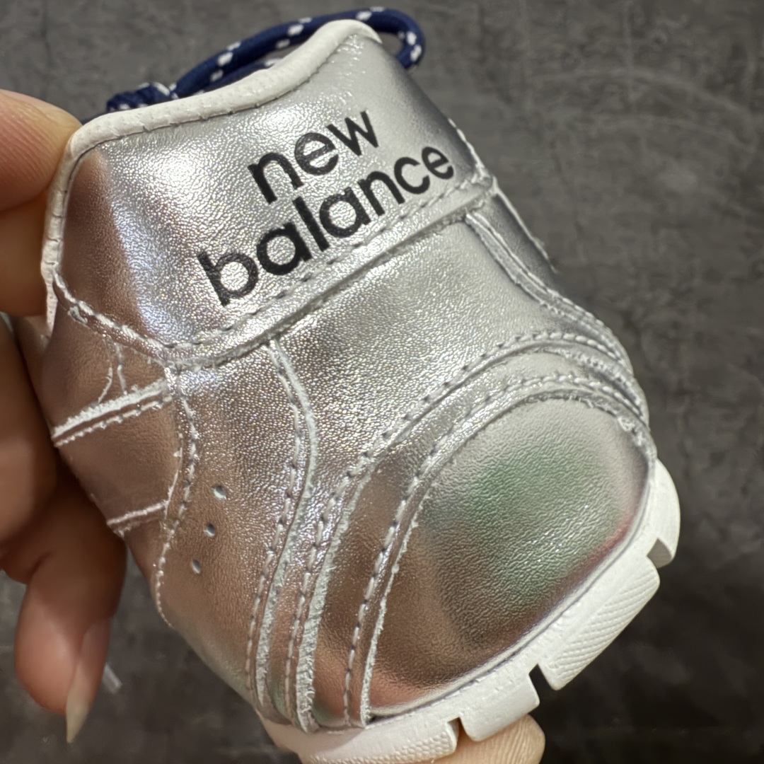 图片[2]-【莞产礼盒版】Miumiu x New Balance NB530 新百伦缪缪联名款复古运动鞋 银色皮面 全套原楦原纸板原厂数据开发 原厂三文治网纱 原装进口羊皮加羊反绒正确绒感卡色 正确中底拉帮中底纸板满印细节 冲裁组合 匠心打造 耗时两个月开发完成 工艺极其复杂难度可想而知 新开独立私模大底 全网唯一正确私模大底 高端零售专供产物 这双变奏版本的530 SL 有着抢眼的双鞋带系统 以撞色的拼接感带出不同以往的风格 同时透过网眼面料与麂皮呈现复古质地 除了极为受到欢迎的棕色调之外 还推出了轻盈的裸白色系 而双方的联名徽标则展现在鞋舌以及内里衬底之上 搭配棉质和皮革的双重鞋带设计呈现出不俗的质感 此番的一大亮点就是将原来的ABZORB 鞋底更换为超薄外底 诠释Y2K风造型 鞋舌上的\”MiuMiu\”和\”NB\”Logo彰显联名身份 整双鞋带来浓浓的复古氛围 尺码：36-44-选品中心