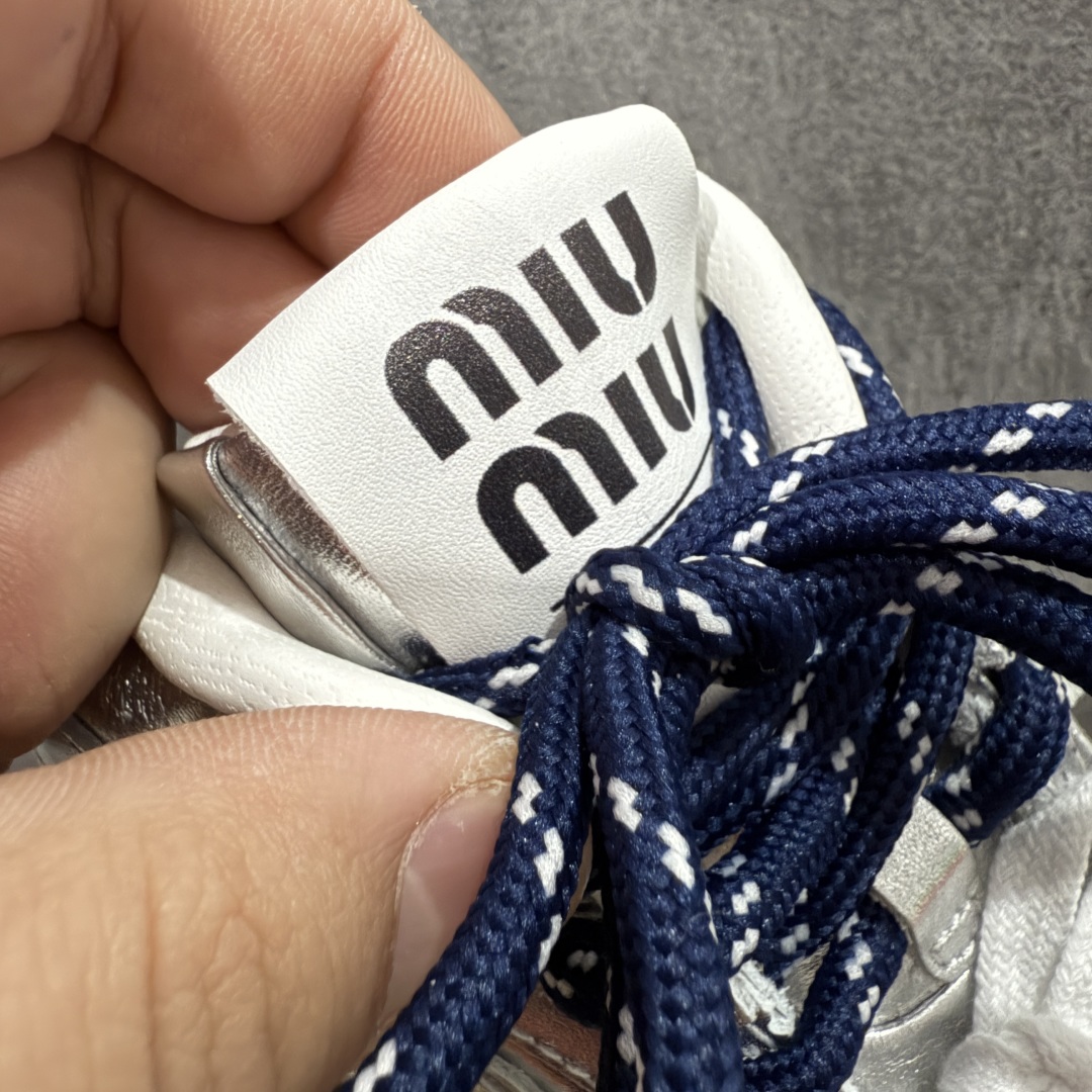 图片[6]-【莞产礼盒版】Miumiu x New Balance NB530 新百伦缪缪联名款复古运动鞋 银色皮面 全套原楦原纸板原厂数据开发 原厂三文治网纱 原装进口羊皮加羊反绒正确绒感卡色 正确中底拉帮中底纸板满印细节 冲裁组合 匠心打造 耗时两个月开发完成 工艺极其复杂难度可想而知 新开独立私模大底 全网唯一正确私模大底 高端零售专供产物 这双变奏版本的530 SL 有着抢眼的双鞋带系统 以撞色的拼接感带出不同以往的风格 同时透过网眼面料与麂皮呈现复古质地 除了极为受到欢迎的棕色调之外 还推出了轻盈的裸白色系 而双方的联名徽标则展现在鞋舌以及内里衬底之上 搭配棉质和皮革的双重鞋带设计呈现出不俗的质感 此番的一大亮点就是将原来的ABZORB 鞋底更换为超薄外底 诠释Y2K风造型 鞋舌上的\”MiuMiu\”和\”NB\”Logo彰显联名身份 整双鞋带来浓浓的复古氛围 尺码：36-44-选品中心