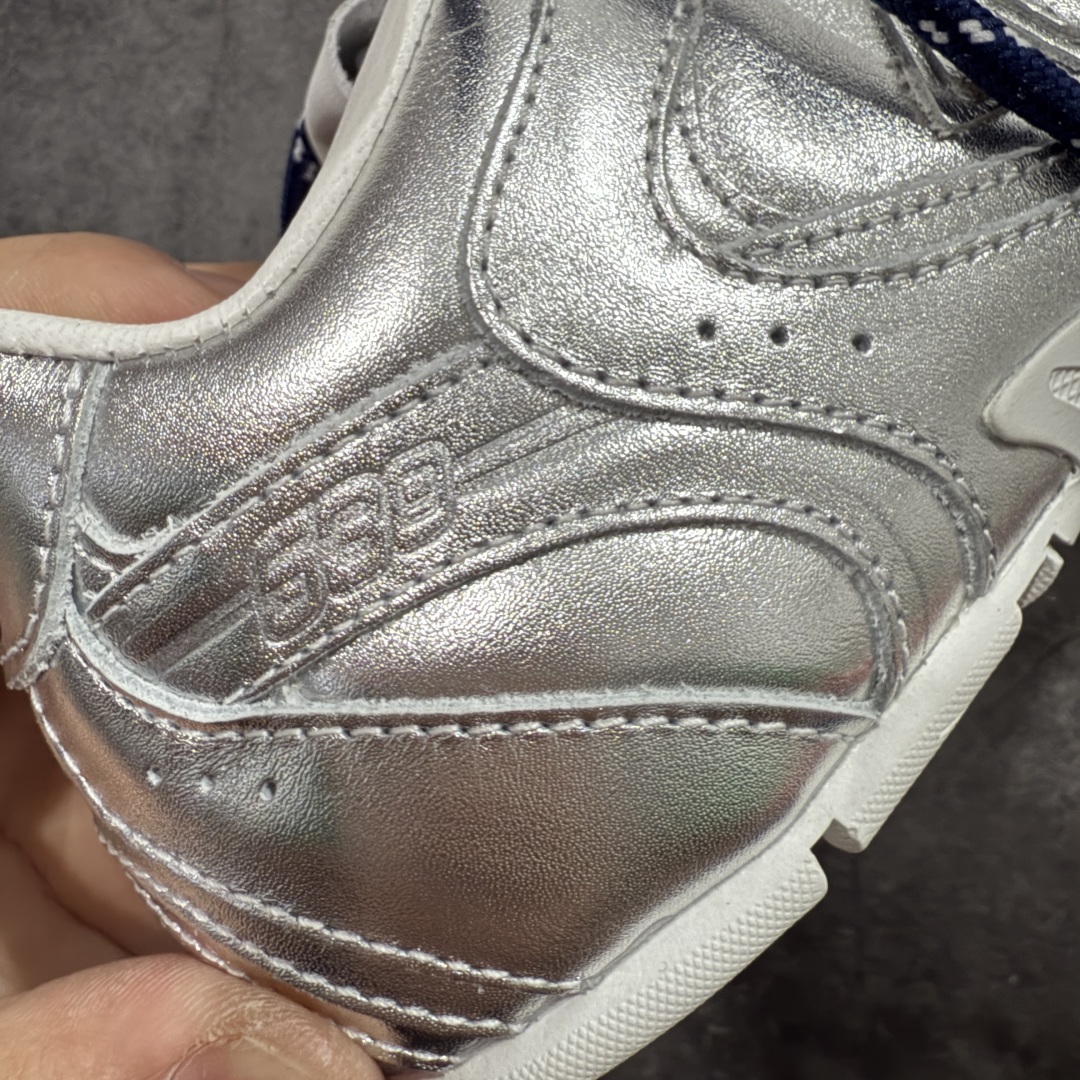 图片[3]-【莞产礼盒版】Miumiu x New Balance NB530 新百伦缪缪联名款复古运动鞋 银色皮面 全套原楦原纸板原厂数据开发 原厂三文治网纱 原装进口羊皮加羊反绒正确绒感卡色 正确中底拉帮中底纸板满印细节 冲裁组合 匠心打造 耗时两个月开发完成 工艺极其复杂难度可想而知 新开独立私模大底 全网唯一正确私模大底 高端零售专供产物 这双变奏版本的530 SL 有着抢眼的双鞋带系统 以撞色的拼接感带出不同以往的风格 同时透过网眼面料与麂皮呈现复古质地 除了极为受到欢迎的棕色调之外 还推出了轻盈的裸白色系 而双方的联名徽标则展现在鞋舌以及内里衬底之上 搭配棉质和皮革的双重鞋带设计呈现出不俗的质感 此番的一大亮点就是将原来的ABZORB 鞋底更换为超薄外底 诠释Y2K风造型 鞋舌上的\”MiuMiu\”和\”NB\”Logo彰显联名身份 整双鞋带来浓浓的复古氛围 尺码：36-44-选品中心