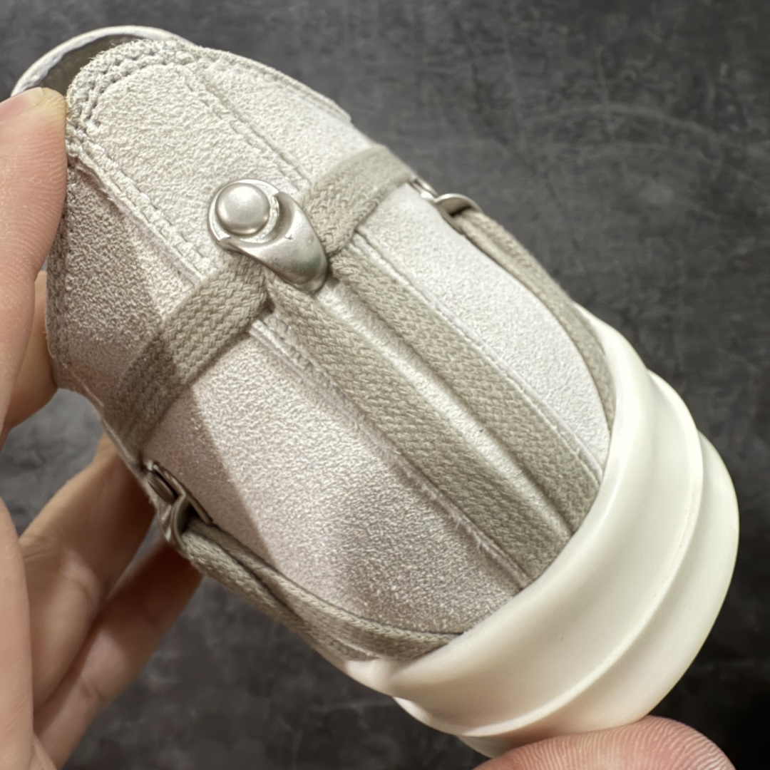 图片[2]-【定制版】Rick Owens Drkshdw 瑞克·欧文斯低帮皮面时尚运动板鞋 绑带浅灰 疯狂绑带 二级市场已经7K以上 平台客户随意卖四位数 RO广东原厂出品 纯原天花板 原版一比一复刻 冲正绝不翻车 还原度达到百分之98以上 原楦开发纸版版型 ZP拆解原版1：1复模裁片纸版 力求做到0错位 这样才能达到和zp一致的鞋型味道 采用进口cnc数控机床开发对版独家tpu奶香大底 区别于市场所有版本 zp同源全头层粒面小牛皮 达到和zp一致手感 原厂进口细纹布 万邦订购原厂高弹粉红色海绵 内里搭配软质细腻羊皮 TPU高密度大底 软硬度透光度高已经测试和原版一致 尺码：36 37 38 39 40 41 42 43 44 45 46-选品中心