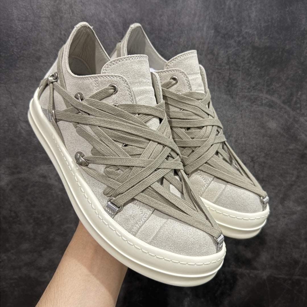 【定制版】Rick Owens Drkshdw 瑞克·欧文斯低帮皮面时尚运动板鞋 绑带浅灰 疯狂绑带 二级市场已经7K以上 平台客户随意卖四位数 RO广东原厂出品 纯原天花板 原版一比一复刻 冲正绝不翻车 还原度达到百分之98以上 原楦开发纸版版型 ZP拆解原版1:1复模裁片纸版 力求做到0错位 这样才能达到和zp一致的鞋型味道 采用进口cnc数控机床开发对版独家tpu奶香大底 区别于市场所有版本 zp同源全头层粒面小牛皮 达到和zp一致手感 原厂进口细纹布 万邦订购原厂高弹粉红色海绵 内里搭配软质细腻羊皮 TPU高密度大底 软硬度透光度高已经测试和原版一致 尺码:36 37 38 39 40 41 42 43 44 45 46-选品中心