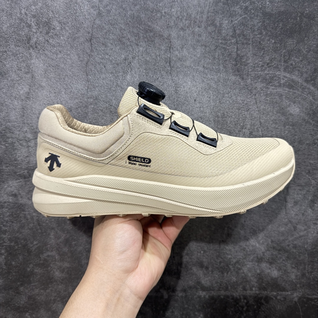 【莞产顶级】迪桑特Descente Running Boa螺丝系带系统 广东大厂出品 99%还原度 独立私模开发,只为真正还原zp 私人定制原版鞋面 舒适透气更好定型 城市通勤/运动健身/轻户外徒步 黑色系潮鞋还有机能风的设计感 原版开发大底,脚感特别轻盈 Boa旋钮式鞋带,穿脱都很方便 尺码:39 40 41 42 43 44 编码:JTC340350-选品中心