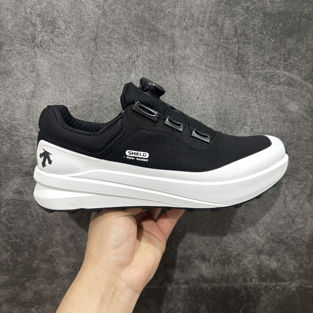 【莞产顶级】迪桑特Descente Running Boa螺丝系带系统 广东大厂出品 99%还原度 独立私模开发,只为真正还原zp 私人定制原版鞋面 舒适透气更好定型 城市通勤/运动健身/轻户外徒步 黑色系潮鞋还有机能风的设计感 原版开发大底,脚感特别轻盈 Boa旋钮式鞋带,穿脱都很方便 尺码:39 40 41 42 43 44 编码:JTC340350-选品中心