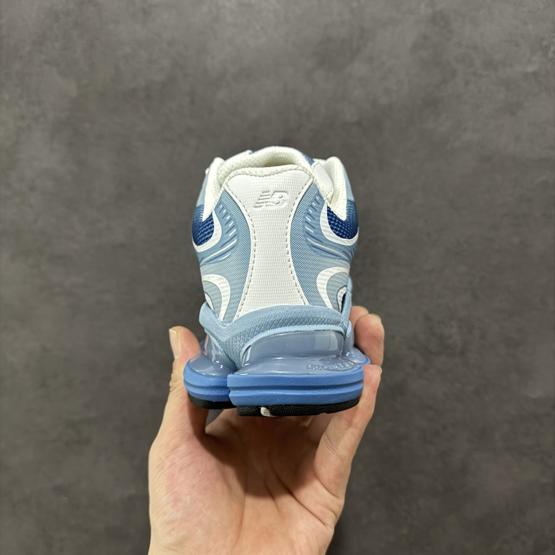 图片[4]-【公司级】New Balance NB2000 舒适百搭防滑耐磨低帮 休闲跑步鞋 New Balance 在近两年的球鞋市场屡出奇招，在经典鞋型保持进一步增长的同时，推出的每一款新鞋型也都有傲人的战绩。在 327、9060 等鞋型获得成功之后，今天 New Balance 家族又迎来了新鲜血液的注入。这双New Balance 2000 依然是融合了新旧元素的跑鞋造型，命名为 2000，或许是它的设计理念有着 Y2K 的血统。最大的亮点，在于这双鞋的中底。外侧以五个ABZORB 单元，带来极具辨识度和冲击力的视觉效果，让这双鞋在外观和脚感方面都颇具吸引力。 尺码：36 37 37.5 38 38.5 39 40 40.5 41 42 42.5 43 44 45-选品中心