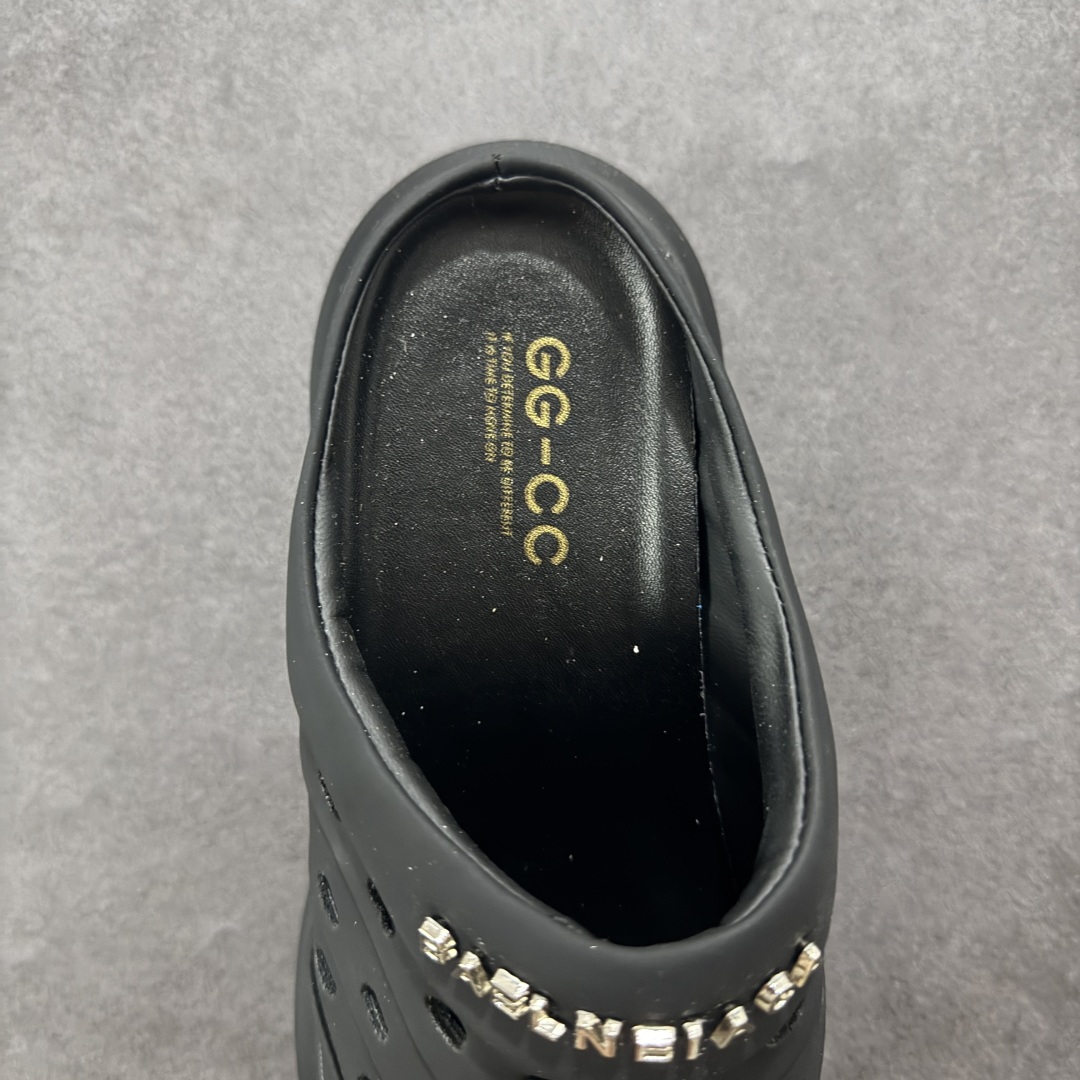 图片[7]-【公司级】GG-CC 7.5CM 2025年夏季新款时尚厚底洞洞拖鞋女通勤沙滩凉拖 MAX广东大厂出品‼ 品质推荐 春夏必备的一脚蹬包头洞洞拖鞋 厚底增高 拖拖的少女乐 秒变大长脚视感 百变穿搭 灵动闪闪的五金水钻点缀 简约大方 而不失高奢感 货号：G25S1502 尺码：35 36 37 38 39 40-选品中心