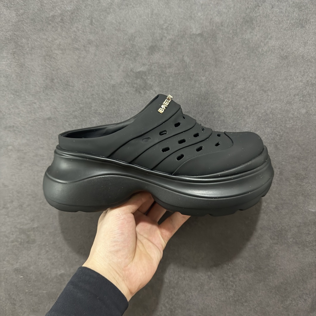 【公司级】GG-CC 7.5CM 2025年夏季新款时尚厚底洞洞拖鞋女通勤沙滩凉拖 MAX广东大厂出品‼ 品质推荐 春夏必备的一脚蹬包头洞洞拖鞋 厚底增高 拖拖的少女乐 秒变大长脚视感 百变穿搭 灵动闪闪的五金水钻点缀 简约大方 而不失高奢感 货号:G25S1502 尺码:35 36 37 38 39 40-选品中心