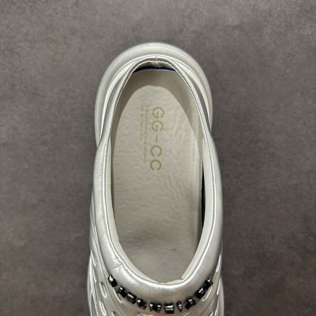 图片[7]-【公司级】GG-CC 7.5CM 2025年夏季新款时尚厚底洞洞拖鞋女通勤沙滩凉拖 MAX广东大厂出品‼ 品质推荐 春夏必备的一脚蹬包头洞洞拖鞋 厚底增高 拖拖的少女乐 秒变大长脚视感 百变穿搭 灵动闪闪的五金水钻点缀 简约大方 而不失高奢感 货号：G25S1502 尺码：35 36 37 38 39 40-选品中心