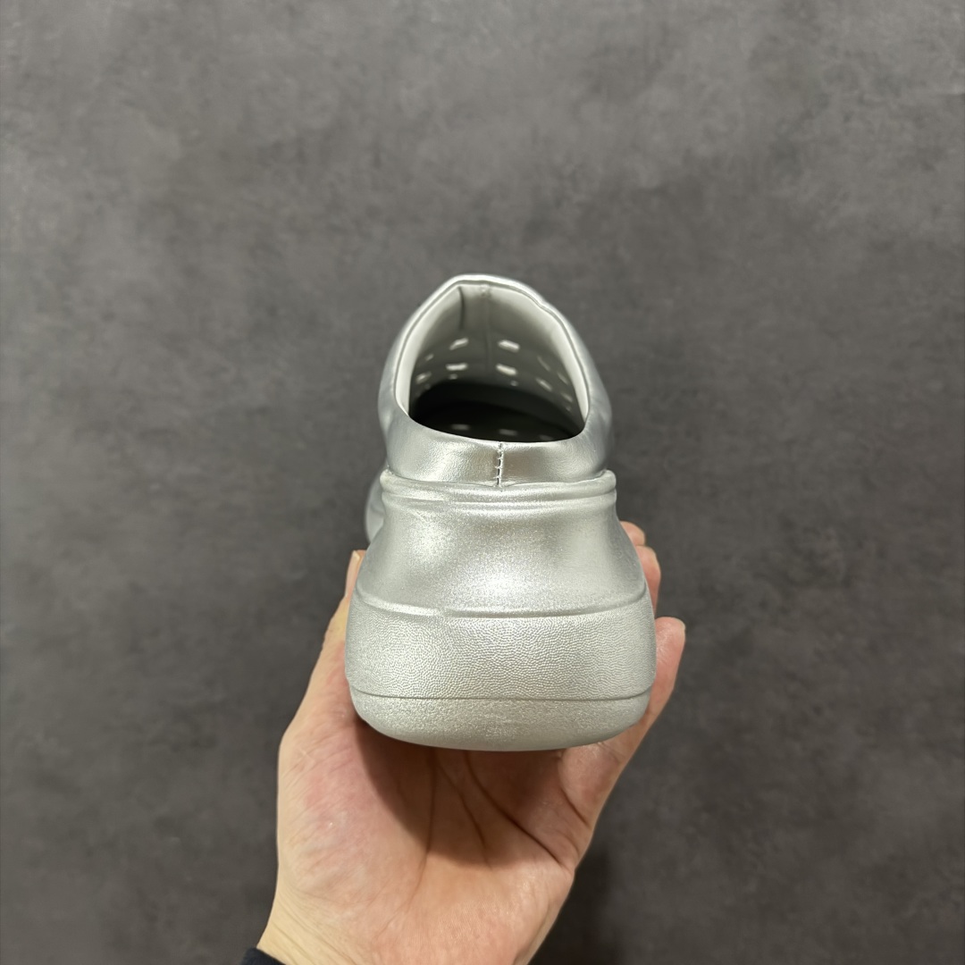 图片[4]-【公司级】GG-CC 7.5CM 2025年夏季新款时尚厚底洞洞拖鞋女通勤沙滩凉拖 MAX广东大厂出品‼ 品质推荐 春夏必备的一脚蹬包头洞洞拖鞋 厚底增高 拖拖的少女乐 秒变大长脚视感 百变穿搭 灵动闪闪的五金水钻点缀 简约大方 而不失高奢感 货号：G25S1502 尺码：35 36 37 38 39 40-选品中心