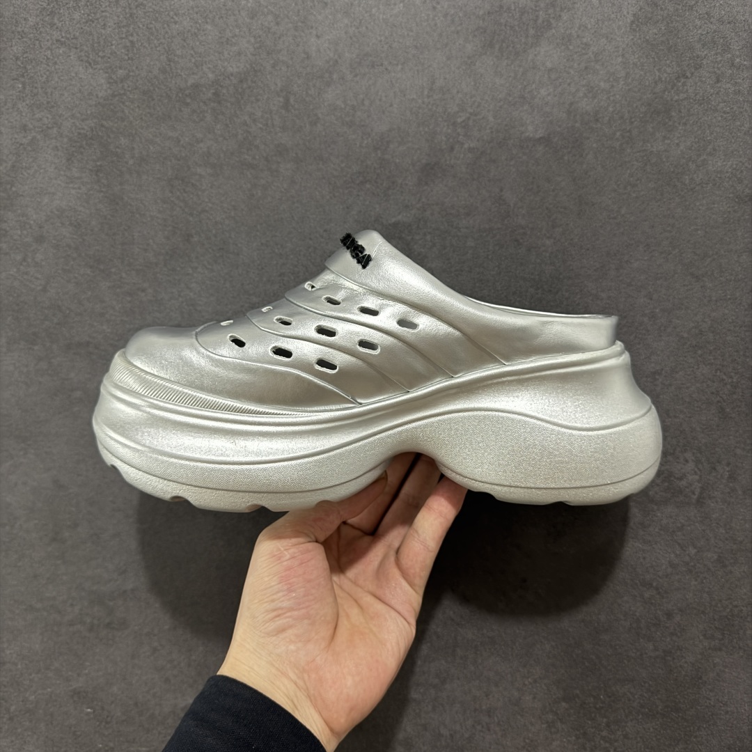 图片[2]-【公司级】GG-CC 7.5CM 2025年夏季新款时尚厚底洞洞拖鞋女通勤沙滩凉拖 MAX广东大厂出品‼ 品质推荐 春夏必备的一脚蹬包头洞洞拖鞋 厚底增高 拖拖的少女乐 秒变大长脚视感 百变穿搭 灵动闪闪的五金水钻点缀 简约大方 而不失高奢感 货号：G25S1502 尺码：35 36 37 38 39 40-选品中心