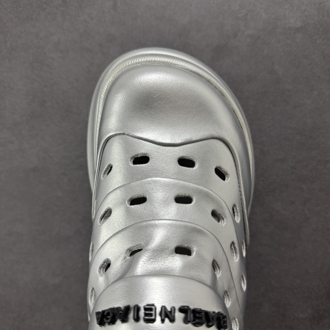 图片[8]-【公司级】GG-CC 7.5CM 2025年夏季新款时尚厚底洞洞拖鞋女通勤沙滩凉拖 MAX广东大厂出品‼ 品质推荐 春夏必备的一脚蹬包头洞洞拖鞋 厚底增高 拖拖的少女乐 秒变大长脚视感 百变穿搭 灵动闪闪的五金水钻点缀 简约大方 而不失高奢感 货号：G25S1502 尺码：35 36 37 38 39 40-选品中心