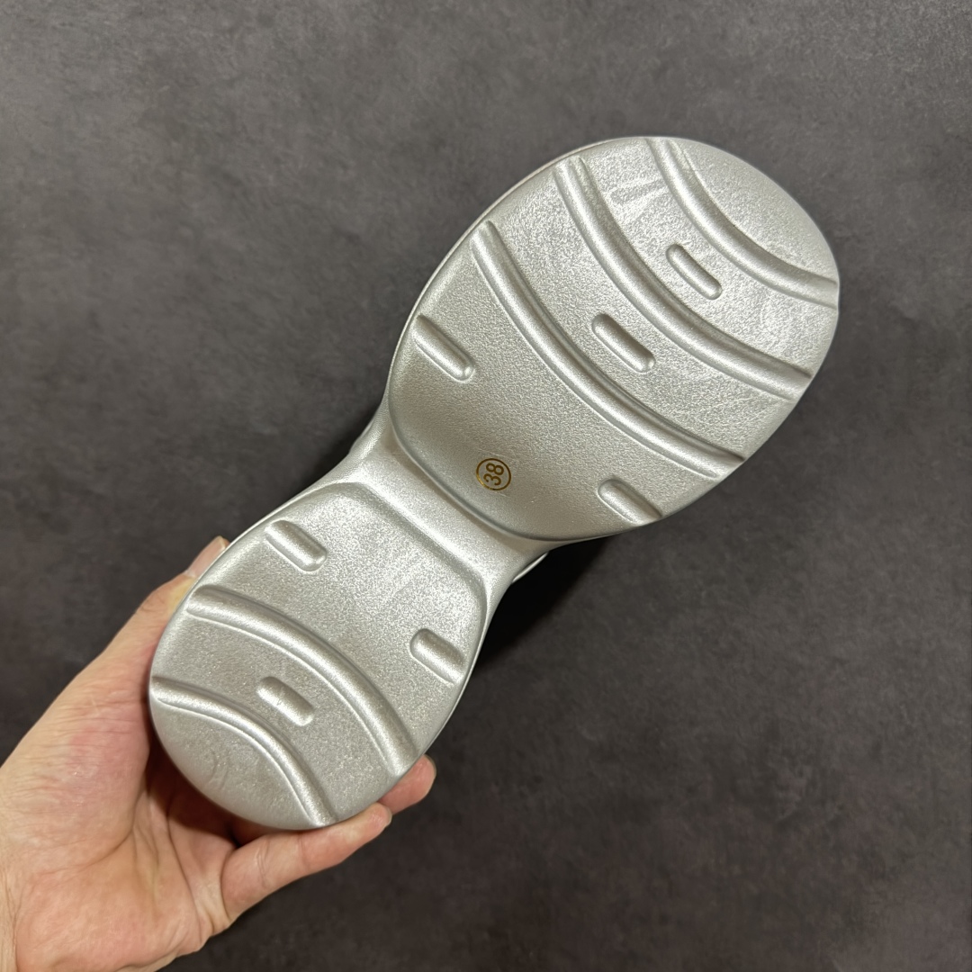 图片[9]-【公司级】GG-CC 7.5CM 2025年夏季新款时尚厚底洞洞拖鞋女通勤沙滩凉拖 MAX广东大厂出品‼ 品质推荐 春夏必备的一脚蹬包头洞洞拖鞋 厚底增高 拖拖的少女乐 秒变大长脚视感 百变穿搭 灵动闪闪的五金水钻点缀 简约大方 而不失高奢感 货号：G25S1502 尺码：35 36 37 38 39 40-选品中心