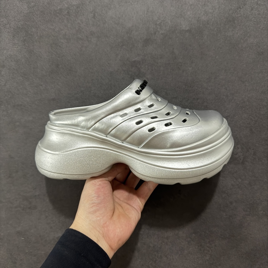 【公司级】GG-CC 7.5CM 2025年夏季新款时尚厚底洞洞拖鞋女通勤沙滩凉拖 MAX广东大厂出品‼ 品质推荐 春夏必备的一脚蹬包头洞洞拖鞋 厚底增高 拖拖的少女乐 秒变大长脚视感 百变穿搭 灵动闪闪的五金水钻点缀 简约大方 而不失高奢感 货号:G25S1502 尺码:35 36 37 38 39 40-选品中心