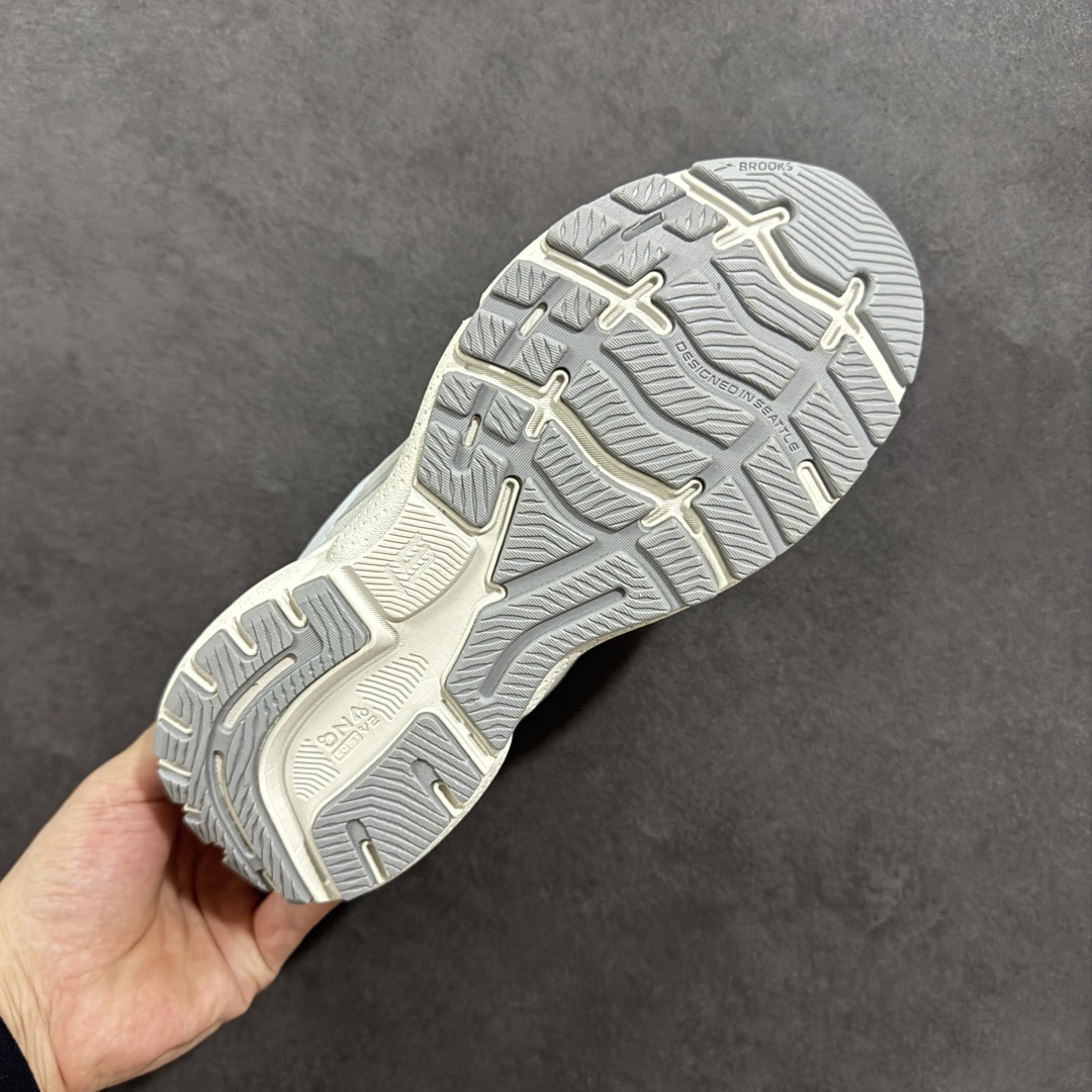 图片[9]-【公司级】布鲁克斯Brooks Ghost 幽灵 15 经典鞋款厚底增高运动老爹鞋 幽灵麦克斯，作为Brooks家的次顶级缓震跑鞋，Ghost 幽灵凭借优秀的脚感和穿着体验一直备受好评，是Brooks最畅销的鞋款之一。Ghost 15延续了该系列简洁大方的家族式设计语言，整体设计干净利落，大大的logo在沉稳中又透露着一丝张扬，任何年纪的跑者穿着都不会有违和感。工程针织鞋面带来贴合式的包裹体验，鞋面有一定的厚度，春秋，冬季都是非常不错的选择。大大的压胶LOGO有一定的拉扯强度，在优化鞋身设计的同时起到了稳定鞋面，提升稳定性的作用。鞋尖做了加强处理，而且硬度很高，来提升前掌的舒适度和保护性。后跟采用硬质港宝搭配环绕TPU的组合，来提升鞋身稳定性，配合充分的泡棉填充，包裹感十足。Ghost 15的中底采用了一体式DNA Loft V2泡棉，具有非常好的缓震性能，滚定性也非常好。橡胶厚度非常可观，鞋底巨大凹槽纹路，抓地性和止滑性都非常棒。Ghost 15的定位更偏向是一双综训鞋，兼顾缓震效能的同时回弹效果更佳。 尺码：36-46-选品中心