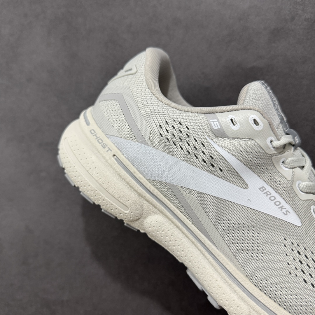 图片[6]-【公司级】布鲁克斯Brooks Ghost 幽灵 15 经典鞋款厚底增高运动老爹鞋 幽灵麦克斯，作为Brooks家的次顶级缓震跑鞋，Ghost 幽灵凭借优秀的脚感和穿着体验一直备受好评，是Brooks最畅销的鞋款之一。Ghost 15延续了该系列简洁大方的家族式设计语言，整体设计干净利落，大大的logo在沉稳中又透露着一丝张扬，任何年纪的跑者穿着都不会有违和感。工程针织鞋面带来贴合式的包裹体验，鞋面有一定的厚度，春秋，冬季都是非常不错的选择。大大的压胶LOGO有一定的拉扯强度，在优化鞋身设计的同时起到了稳定鞋面，提升稳定性的作用。鞋尖做了加强处理，而且硬度很高，来提升前掌的舒适度和保护性。后跟采用硬质港宝搭配环绕TPU的组合，来提升鞋身稳定性，配合充分的泡棉填充，包裹感十足。Ghost 15的中底采用了一体式DNA Loft V2泡棉，具有非常好的缓震性能，滚定性也非常好。橡胶厚度非常可观，鞋底巨大凹槽纹路，抓地性和止滑性都非常棒。Ghost 15的定位更偏向是一双综训鞋，兼顾缓震效能的同时回弹效果更佳。 尺码：36-46-选品中心