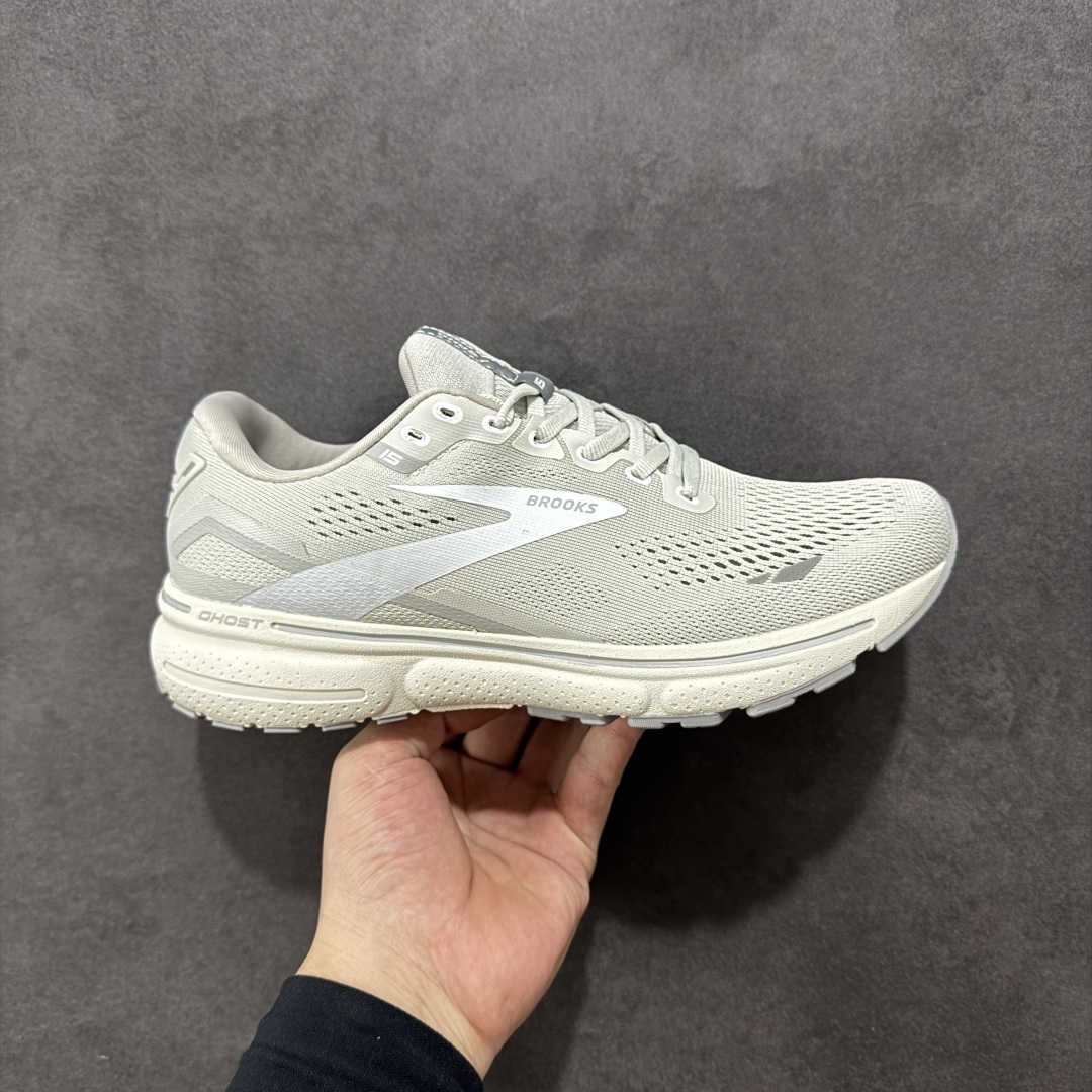 【公司级】布鲁克斯Brooks Ghost 幽灵 15 经典鞋款厚底增高运动老爹鞋 幽灵麦克斯,作为Brooks家的次顶级缓震跑鞋,Ghost 幽灵凭借优秀的脚感和穿着体验一直备受好评,是Brooks最畅销的鞋款之一。Ghost 15延续了该系列简洁大方的家族式设计语言,整体设计干净利落,大大的logo在沉稳中又透露着一丝张扬,任何年纪的跑者穿着都不会有违和感。工程针织鞋面带来贴合式的包裹体验,鞋面有一定的厚度,春秋,冬季都是非常不错的选择。大大的压胶LOGO有一定的拉扯强度,在优化鞋身设计的同时起到了稳定鞋面,提升稳定性的作用。鞋尖做了加强处理,而且硬度很高,来提升前掌的舒适度和保护性。后跟采用硬质港宝搭配环绕TPU的组合,来提升鞋身稳定性,配合充分的泡棉填充,包裹感十足。Ghost 15的中底采用了一体式DNA Loft V2泡棉,具有非常好的缓震性能,滚定性也非常好。橡胶厚度非常可观,鞋底巨大凹槽纹路,抓地性和止滑性都非常棒。Ghost 15的定位更偏向是一双综训鞋,兼顾缓震效能的同时回弹效果更佳。 尺码:36-46-选品中心