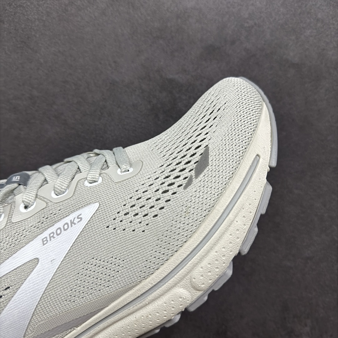 图片[5]-【公司级】布鲁克斯Brooks Ghost 幽灵 15 经典鞋款厚底增高运动老爹鞋 幽灵麦克斯，作为Brooks家的次顶级缓震跑鞋，Ghost 幽灵凭借优秀的脚感和穿着体验一直备受好评，是Brooks最畅销的鞋款之一。Ghost 15延续了该系列简洁大方的家族式设计语言，整体设计干净利落，大大的logo在沉稳中又透露着一丝张扬，任何年纪的跑者穿着都不会有违和感。工程针织鞋面带来贴合式的包裹体验，鞋面有一定的厚度，春秋，冬季都是非常不错的选择。大大的压胶LOGO有一定的拉扯强度，在优化鞋身设计的同时起到了稳定鞋面，提升稳定性的作用。鞋尖做了加强处理，而且硬度很高，来提升前掌的舒适度和保护性。后跟采用硬质港宝搭配环绕TPU的组合，来提升鞋身稳定性，配合充分的泡棉填充，包裹感十足。Ghost 15的中底采用了一体式DNA Loft V2泡棉，具有非常好的缓震性能，滚定性也非常好。橡胶厚度非常可观，鞋底巨大凹槽纹路，抓地性和止滑性都非常棒。Ghost 15的定位更偏向是一双综训鞋，兼顾缓震效能的同时回弹效果更佳。 尺码：36-46-选品中心