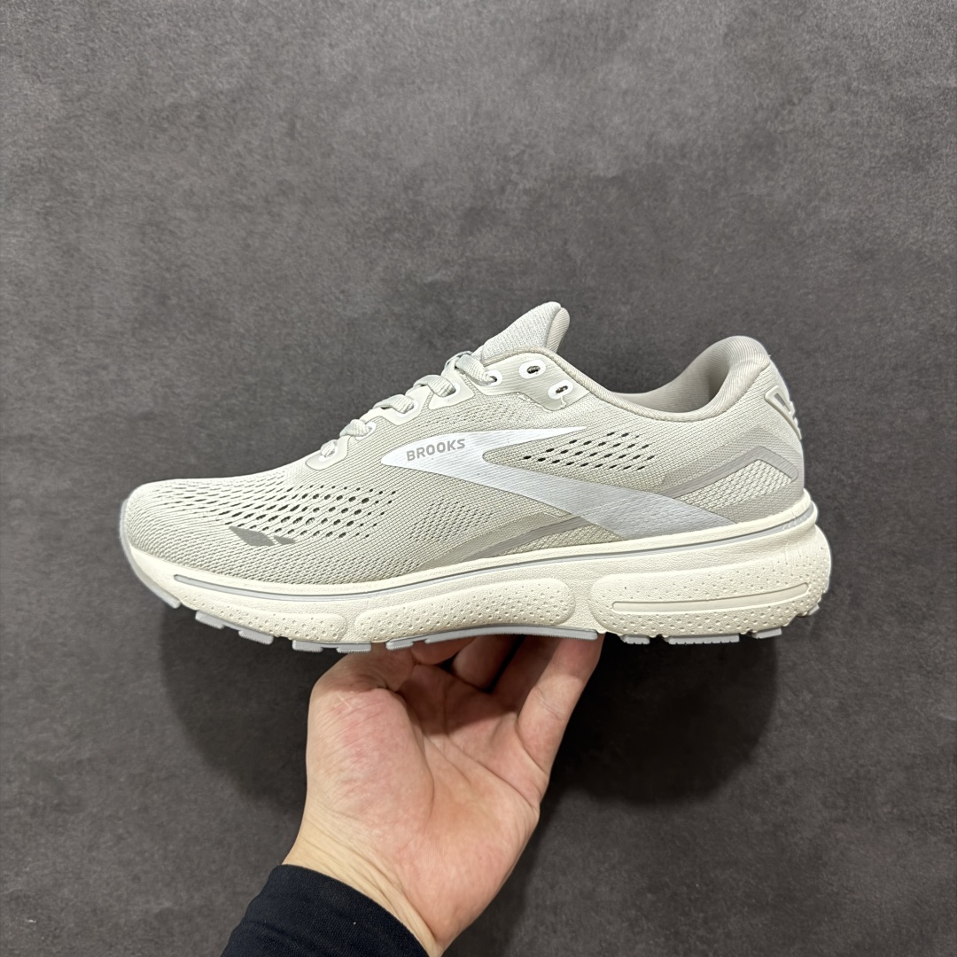 图片[2]-【公司级】布鲁克斯Brooks Ghost 幽灵 15 经典鞋款厚底增高运动老爹鞋 幽灵麦克斯，作为Brooks家的次顶级缓震跑鞋，Ghost 幽灵凭借优秀的脚感和穿着体验一直备受好评，是Brooks最畅销的鞋款之一。Ghost 15延续了该系列简洁大方的家族式设计语言，整体设计干净利落，大大的logo在沉稳中又透露着一丝张扬，任何年纪的跑者穿着都不会有违和感。工程针织鞋面带来贴合式的包裹体验，鞋面有一定的厚度，春秋，冬季都是非常不错的选择。大大的压胶LOGO有一定的拉扯强度，在优化鞋身设计的同时起到了稳定鞋面，提升稳定性的作用。鞋尖做了加强处理，而且硬度很高，来提升前掌的舒适度和保护性。后跟采用硬质港宝搭配环绕TPU的组合，来提升鞋身稳定性，配合充分的泡棉填充，包裹感十足。Ghost 15的中底采用了一体式DNA Loft V2泡棉，具有非常好的缓震性能，滚定性也非常好。橡胶厚度非常可观，鞋底巨大凹槽纹路，抓地性和止滑性都非常棒。Ghost 15的定位更偏向是一双综训鞋，兼顾缓震效能的同时回弹效果更佳。 尺码：36-46-选品中心