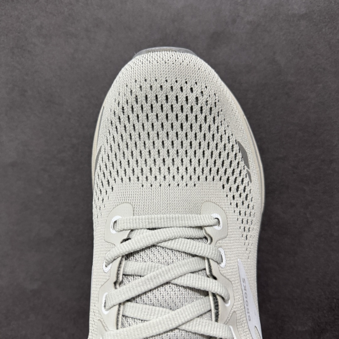 图片[8]-【公司级】布鲁克斯Brooks Ghost 幽灵 15 经典鞋款厚底增高运动老爹鞋 幽灵麦克斯，作为Brooks家的次顶级缓震跑鞋，Ghost 幽灵凭借优秀的脚感和穿着体验一直备受好评，是Brooks最畅销的鞋款之一。Ghost 15延续了该系列简洁大方的家族式设计语言，整体设计干净利落，大大的logo在沉稳中又透露着一丝张扬，任何年纪的跑者穿着都不会有违和感。工程针织鞋面带来贴合式的包裹体验，鞋面有一定的厚度，春秋，冬季都是非常不错的选择。大大的压胶LOGO有一定的拉扯强度，在优化鞋身设计的同时起到了稳定鞋面，提升稳定性的作用。鞋尖做了加强处理，而且硬度很高，来提升前掌的舒适度和保护性。后跟采用硬质港宝搭配环绕TPU的组合，来提升鞋身稳定性，配合充分的泡棉填充，包裹感十足。Ghost 15的中底采用了一体式DNA Loft V2泡棉，具有非常好的缓震性能，滚定性也非常好。橡胶厚度非常可观，鞋底巨大凹槽纹路，抓地性和止滑性都非常棒。Ghost 15的定位更偏向是一双综训鞋，兼顾缓震效能的同时回弹效果更佳。 尺码：36-46-选品中心