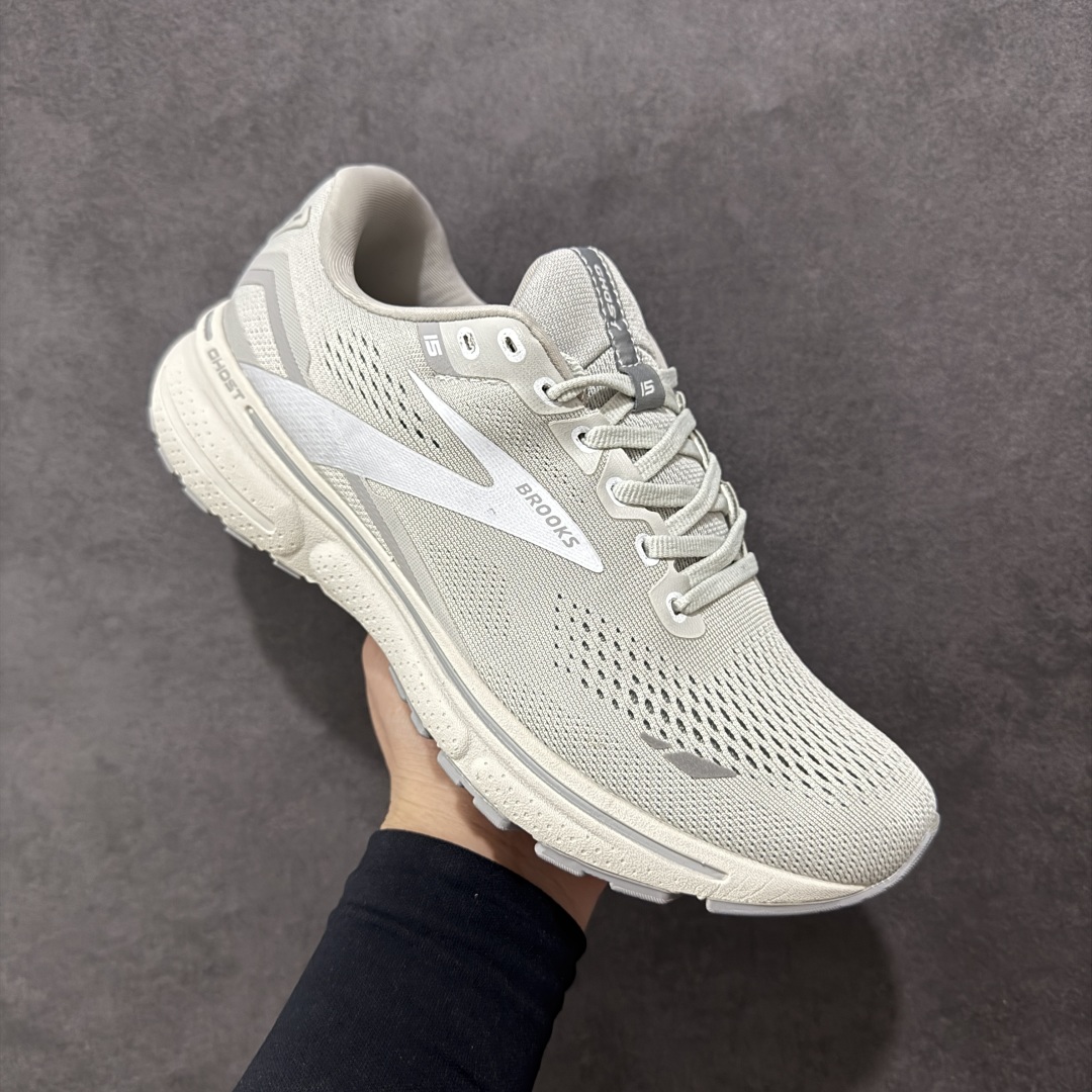 图片[3]-【公司级】布鲁克斯Brooks Ghost 幽灵 15 经典鞋款厚底增高运动老爹鞋 幽灵麦克斯，作为Brooks家的次顶级缓震跑鞋，Ghost 幽灵凭借优秀的脚感和穿着体验一直备受好评，是Brooks最畅销的鞋款之一。Ghost 15延续了该系列简洁大方的家族式设计语言，整体设计干净利落，大大的logo在沉稳中又透露着一丝张扬，任何年纪的跑者穿着都不会有违和感。工程针织鞋面带来贴合式的包裹体验，鞋面有一定的厚度，春秋，冬季都是非常不错的选择。大大的压胶LOGO有一定的拉扯强度，在优化鞋身设计的同时起到了稳定鞋面，提升稳定性的作用。鞋尖做了加强处理，而且硬度很高，来提升前掌的舒适度和保护性。后跟采用硬质港宝搭配环绕TPU的组合，来提升鞋身稳定性，配合充分的泡棉填充，包裹感十足。Ghost 15的中底采用了一体式DNA Loft V2泡棉，具有非常好的缓震性能，滚定性也非常好。橡胶厚度非常可观，鞋底巨大凹槽纹路，抓地性和止滑性都非常棒。Ghost 15的定位更偏向是一双综训鞋，兼顾缓震效能的同时回弹效果更佳。 尺码：36-46-选品中心