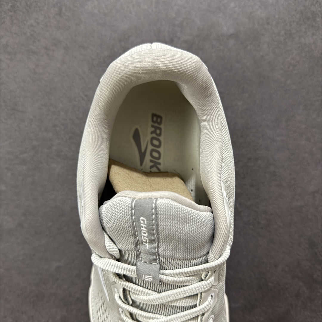 图片[7]-【公司级】布鲁克斯Brooks Ghost 幽灵 15 经典鞋款厚底增高运动老爹鞋 幽灵麦克斯，作为Brooks家的次顶级缓震跑鞋，Ghost 幽灵凭借优秀的脚感和穿着体验一直备受好评，是Brooks最畅销的鞋款之一。Ghost 15延续了该系列简洁大方的家族式设计语言，整体设计干净利落，大大的logo在沉稳中又透露着一丝张扬，任何年纪的跑者穿着都不会有违和感。工程针织鞋面带来贴合式的包裹体验，鞋面有一定的厚度，春秋，冬季都是非常不错的选择。大大的压胶LOGO有一定的拉扯强度，在优化鞋身设计的同时起到了稳定鞋面，提升稳定性的作用。鞋尖做了加强处理，而且硬度很高，来提升前掌的舒适度和保护性。后跟采用硬质港宝搭配环绕TPU的组合，来提升鞋身稳定性，配合充分的泡棉填充，包裹感十足。Ghost 15的中底采用了一体式DNA Loft V2泡棉，具有非常好的缓震性能，滚定性也非常好。橡胶厚度非常可观，鞋底巨大凹槽纹路，抓地性和止滑性都非常棒。Ghost 15的定位更偏向是一双综训鞋，兼顾缓震效能的同时回弹效果更佳。 尺码：36-46-选品中心