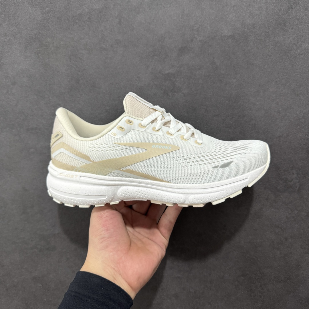 【公司级】布鲁克斯Brooks Ghost 幽灵 15 经典鞋款厚底增高运动老爹鞋 幽灵麦克斯,作为Brooks家的次顶级缓震跑鞋,Ghost 幽灵凭借优秀的脚感和穿着体验一直备受好评,是Brooks最畅销的鞋款之一。Ghost 15延续了该系列简洁大方的家族式设计语言,整体设计干净利落,大大的logo在沉稳中又透露着一丝张扬,任何年纪的跑者穿着都不会有违和感。工程针织鞋面带来贴合式的包裹体验,鞋面有一定的厚度,春秋,冬季都是非常不错的选择。大大的压胶LOGO有一定的拉扯强度,在优化鞋身设计的同时起到了稳定鞋面,提升稳定性的作用。鞋尖做了加强处理,而且硬度很高,来提升前掌的舒适度和保护性。后跟采用硬质港宝搭配环绕TPU的组合,来提升鞋身稳定性,配合充分的泡棉填充,包裹感十足。Ghost 15的中底采用了一体式DNA Loft V2泡棉,具有非常好的缓震性能,滚定性也非常好。橡胶厚度非常可观,鞋底巨大凹槽纹路,抓地性和止滑性都非常棒。Ghost 15的定位更偏向是一双综训鞋,兼顾缓震效能的同时回弹效果更佳。 尺码:36-46-选品中心
