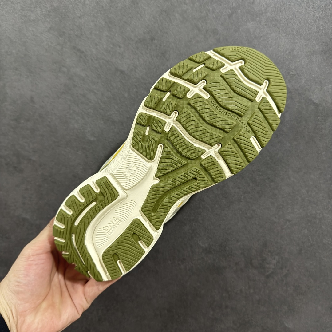 图片[9]-【公司级】布鲁克斯Brooks Ghost 幽灵 15 经典鞋款厚底增高运动老爹鞋 幽灵麦克斯，作为Brooks家的次顶级缓震跑鞋，Ghost 幽灵凭借优秀的脚感和穿着体验一直备受好评，是Brooks最畅销的鞋款之一。Ghost 15延续了该系列简洁大方的家族式设计语言，整体设计干净利落，大大的logo在沉稳中又透露着一丝张扬，任何年纪的跑者穿着都不会有违和感。工程针织鞋面带来贴合式的包裹体验，鞋面有一定的厚度，春秋，冬季都是非常不错的选择。大大的压胶LOGO有一定的拉扯强度，在优化鞋身设计的同时起到了稳定鞋面，提升稳定性的作用。鞋尖做了加强处理，而且硬度很高，来提升前掌的舒适度和保护性。后跟采用硬质港宝搭配环绕TPU的组合，来提升鞋身稳定性，配合充分的泡棉填充，包裹感十足。Ghost 15的中底采用了一体式DNA Loft V2泡棉，具有非常好的缓震性能，滚定性也非常好。橡胶厚度非常可观，鞋底巨大凹槽纹路，抓地性和止滑性都非常棒。Ghost 15的定位更偏向是一双综训鞋，兼顾缓震效能的同时回弹效果更佳。 尺码：36-46-选品中心