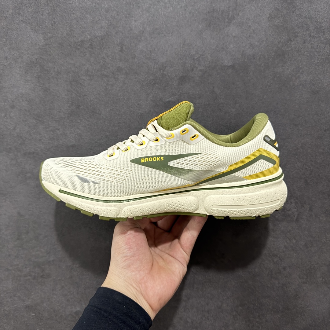 图片[2]-【公司级】布鲁克斯Brooks Ghost 幽灵 15 经典鞋款厚底增高运动老爹鞋 幽灵麦克斯，作为Brooks家的次顶级缓震跑鞋，Ghost 幽灵凭借优秀的脚感和穿着体验一直备受好评，是Brooks最畅销的鞋款之一。Ghost 15延续了该系列简洁大方的家族式设计语言，整体设计干净利落，大大的logo在沉稳中又透露着一丝张扬，任何年纪的跑者穿着都不会有违和感。工程针织鞋面带来贴合式的包裹体验，鞋面有一定的厚度，春秋，冬季都是非常不错的选择。大大的压胶LOGO有一定的拉扯强度，在优化鞋身设计的同时起到了稳定鞋面，提升稳定性的作用。鞋尖做了加强处理，而且硬度很高，来提升前掌的舒适度和保护性。后跟采用硬质港宝搭配环绕TPU的组合，来提升鞋身稳定性，配合充分的泡棉填充，包裹感十足。Ghost 15的中底采用了一体式DNA Loft V2泡棉，具有非常好的缓震性能，滚定性也非常好。橡胶厚度非常可观，鞋底巨大凹槽纹路，抓地性和止滑性都非常棒。Ghost 15的定位更偏向是一双综训鞋，兼顾缓震效能的同时回弹效果更佳。 尺码：36-46-选品中心