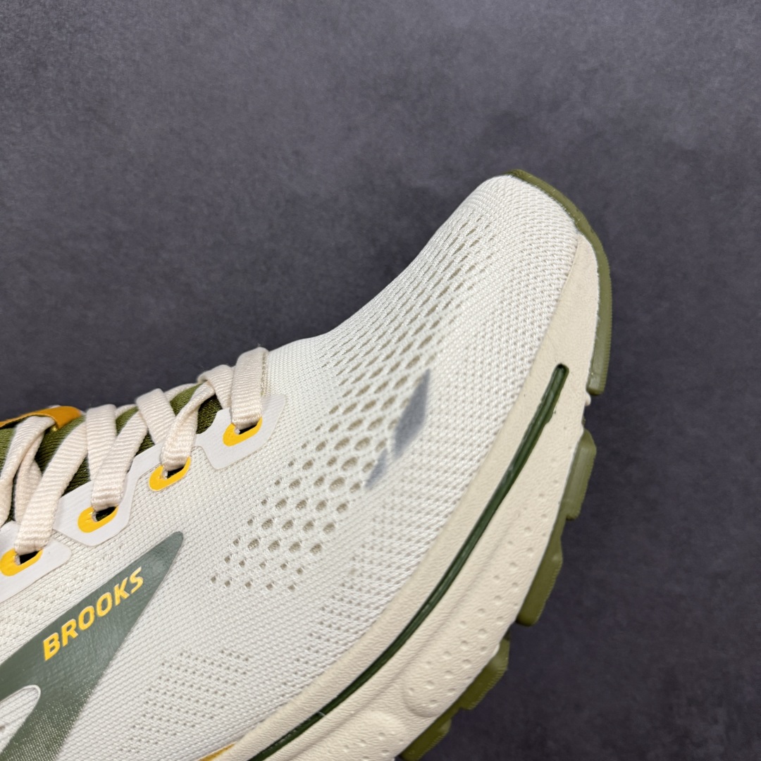 图片[5]-【公司级】布鲁克斯Brooks Ghost 幽灵 15 经典鞋款厚底增高运动老爹鞋 幽灵麦克斯，作为Brooks家的次顶级缓震跑鞋，Ghost 幽灵凭借优秀的脚感和穿着体验一直备受好评，是Brooks最畅销的鞋款之一。Ghost 15延续了该系列简洁大方的家族式设计语言，整体设计干净利落，大大的logo在沉稳中又透露着一丝张扬，任何年纪的跑者穿着都不会有违和感。工程针织鞋面带来贴合式的包裹体验，鞋面有一定的厚度，春秋，冬季都是非常不错的选择。大大的压胶LOGO有一定的拉扯强度，在优化鞋身设计的同时起到了稳定鞋面，提升稳定性的作用。鞋尖做了加强处理，而且硬度很高，来提升前掌的舒适度和保护性。后跟采用硬质港宝搭配环绕TPU的组合，来提升鞋身稳定性，配合充分的泡棉填充，包裹感十足。Ghost 15的中底采用了一体式DNA Loft V2泡棉，具有非常好的缓震性能，滚定性也非常好。橡胶厚度非常可观，鞋底巨大凹槽纹路，抓地性和止滑性都非常棒。Ghost 15的定位更偏向是一双综训鞋，兼顾缓震效能的同时回弹效果更佳。 尺码：36-46-选品中心