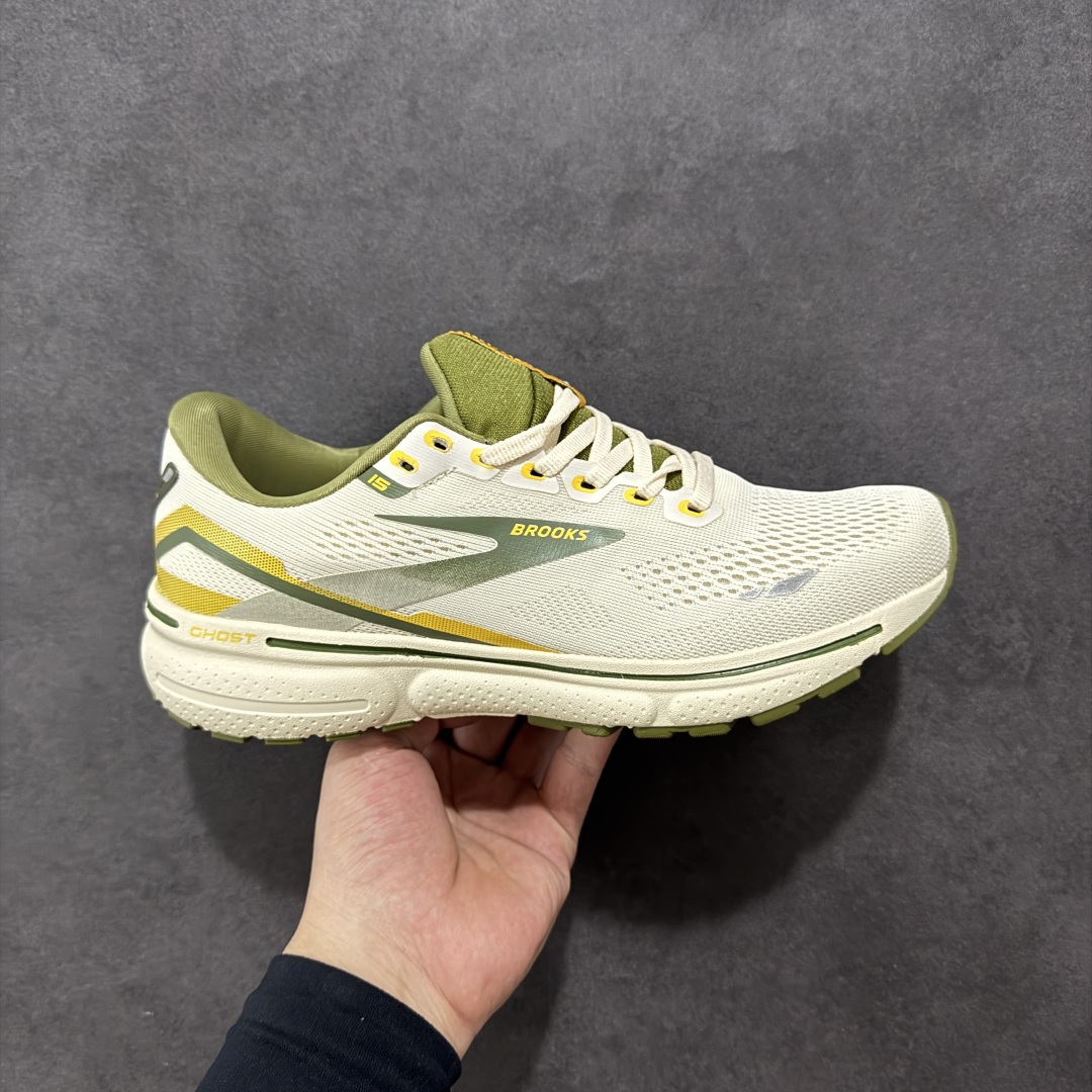 【公司级】布鲁克斯Brooks Ghost 幽灵 15 经典鞋款厚底增高运动老爹鞋 幽灵麦克斯,作为Brooks家的次顶级缓震跑鞋,Ghost 幽灵凭借优秀的脚感和穿着体验一直备受好评,是Brooks最畅销的鞋款之一。Ghost 15延续了该系列简洁大方的家族式设计语言,整体设计干净利落,大大的logo在沉稳中又透露着一丝张扬,任何年纪的跑者穿着都不会有违和感。工程针织鞋面带来贴合式的包裹体验,鞋面有一定的厚度,春秋,冬季都是非常不错的选择。大大的压胶LOGO有一定的拉扯强度,在优化鞋身设计的同时起到了稳定鞋面,提升稳定性的作用。鞋尖做了加强处理,而且硬度很高,来提升前掌的舒适度和保护性。后跟采用硬质港宝搭配环绕TPU的组合,来提升鞋身稳定性,配合充分的泡棉填充,包裹感十足。Ghost 15的中底采用了一体式DNA Loft V2泡棉,具有非常好的缓震性能,滚定性也非常好。橡胶厚度非常可观,鞋底巨大凹槽纹路,抓地性和止滑性都非常棒。Ghost 15的定位更偏向是一双综训鞋,兼顾缓震效能的同时回弹效果更佳。 尺码:36-46-选品中心