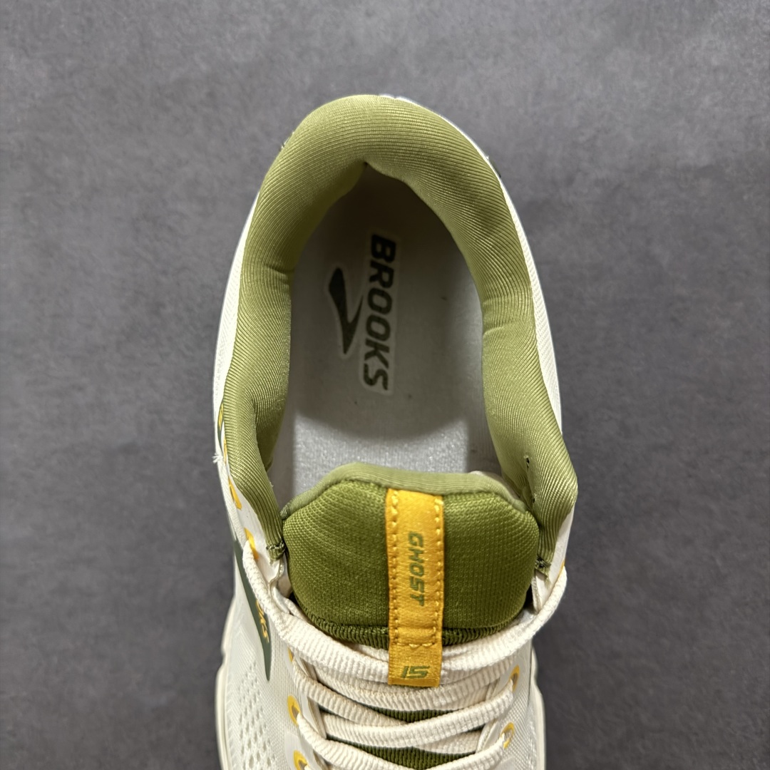 图片[7]-【公司级】布鲁克斯Brooks Ghost 幽灵 15 经典鞋款厚底增高运动老爹鞋 幽灵麦克斯，作为Brooks家的次顶级缓震跑鞋，Ghost 幽灵凭借优秀的脚感和穿着体验一直备受好评，是Brooks最畅销的鞋款之一。Ghost 15延续了该系列简洁大方的家族式设计语言，整体设计干净利落，大大的logo在沉稳中又透露着一丝张扬，任何年纪的跑者穿着都不会有违和感。工程针织鞋面带来贴合式的包裹体验，鞋面有一定的厚度，春秋，冬季都是非常不错的选择。大大的压胶LOGO有一定的拉扯强度，在优化鞋身设计的同时起到了稳定鞋面，提升稳定性的作用。鞋尖做了加强处理，而且硬度很高，来提升前掌的舒适度和保护性。后跟采用硬质港宝搭配环绕TPU的组合，来提升鞋身稳定性，配合充分的泡棉填充，包裹感十足。Ghost 15的中底采用了一体式DNA Loft V2泡棉，具有非常好的缓震性能，滚定性也非常好。橡胶厚度非常可观，鞋底巨大凹槽纹路，抓地性和止滑性都非常棒。Ghost 15的定位更偏向是一双综训鞋，兼顾缓震效能的同时回弹效果更佳。 尺码：36-46-选品中心