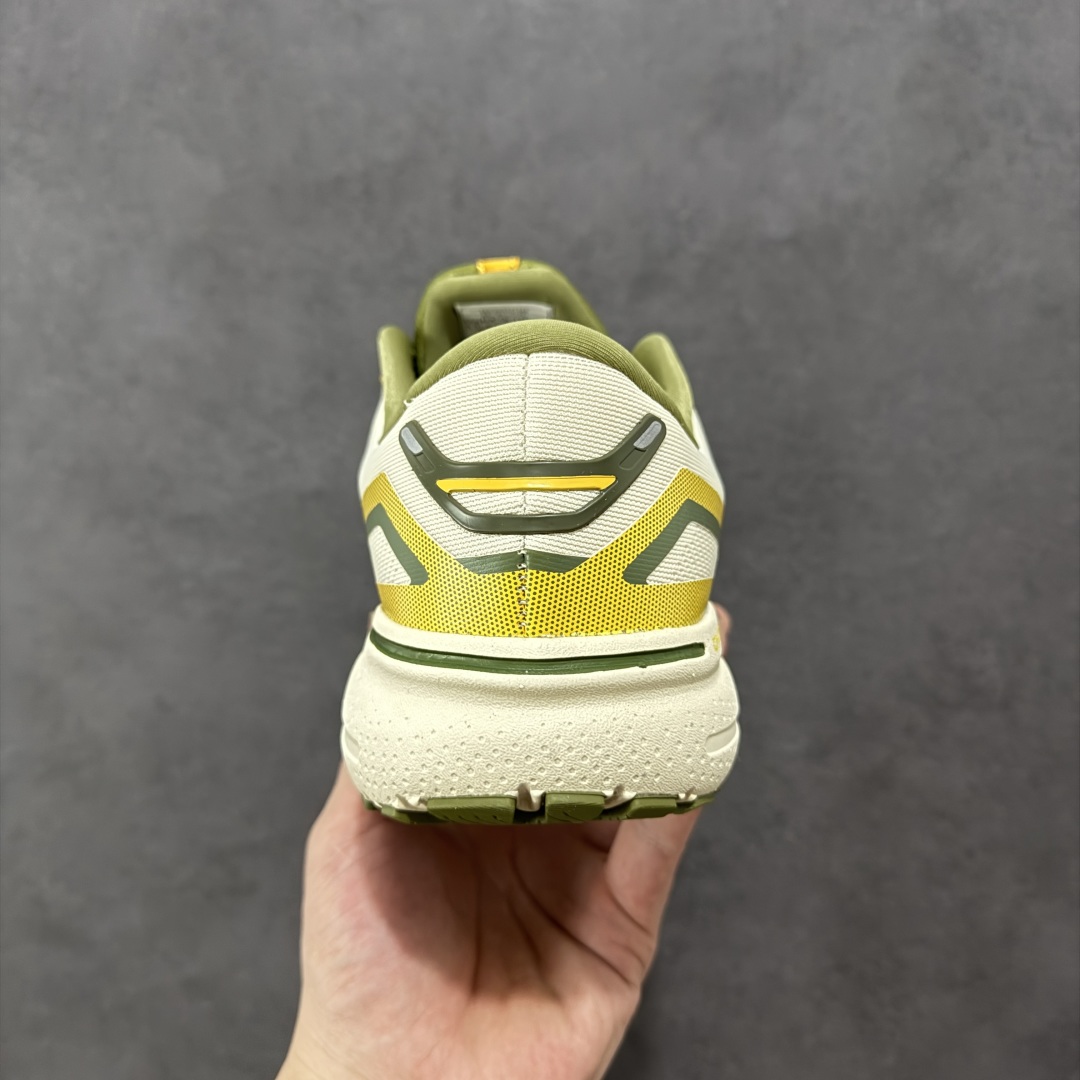 图片[4]-【公司级】布鲁克斯Brooks Ghost 幽灵 15 经典鞋款厚底增高运动老爹鞋 幽灵麦克斯，作为Brooks家的次顶级缓震跑鞋，Ghost 幽灵凭借优秀的脚感和穿着体验一直备受好评，是Brooks最畅销的鞋款之一。Ghost 15延续了该系列简洁大方的家族式设计语言，整体设计干净利落，大大的logo在沉稳中又透露着一丝张扬，任何年纪的跑者穿着都不会有违和感。工程针织鞋面带来贴合式的包裹体验，鞋面有一定的厚度，春秋，冬季都是非常不错的选择。大大的压胶LOGO有一定的拉扯强度，在优化鞋身设计的同时起到了稳定鞋面，提升稳定性的作用。鞋尖做了加强处理，而且硬度很高，来提升前掌的舒适度和保护性。后跟采用硬质港宝搭配环绕TPU的组合，来提升鞋身稳定性，配合充分的泡棉填充，包裹感十足。Ghost 15的中底采用了一体式DNA Loft V2泡棉，具有非常好的缓震性能，滚定性也非常好。橡胶厚度非常可观，鞋底巨大凹槽纹路，抓地性和止滑性都非常棒。Ghost 15的定位更偏向是一双综训鞋，兼顾缓震效能的同时回弹效果更佳。 尺码：36-46-选品中心