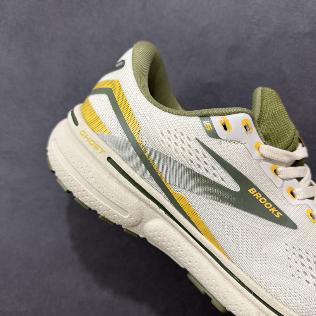 图片[6]-【公司级】布鲁克斯Brooks Ghost 幽灵 15 经典鞋款厚底增高运动老爹鞋 幽灵麦克斯，作为Brooks家的次顶级缓震跑鞋，Ghost 幽灵凭借优秀的脚感和穿着体验一直备受好评，是Brooks最畅销的鞋款之一。Ghost 15延续了该系列简洁大方的家族式设计语言，整体设计干净利落，大大的logo在沉稳中又透露着一丝张扬，任何年纪的跑者穿着都不会有违和感。工程针织鞋面带来贴合式的包裹体验，鞋面有一定的厚度，春秋，冬季都是非常不错的选择。大大的压胶LOGO有一定的拉扯强度，在优化鞋身设计的同时起到了稳定鞋面，提升稳定性的作用。鞋尖做了加强处理，而且硬度很高，来提升前掌的舒适度和保护性。后跟采用硬质港宝搭配环绕TPU的组合，来提升鞋身稳定性，配合充分的泡棉填充，包裹感十足。Ghost 15的中底采用了一体式DNA Loft V2泡棉，具有非常好的缓震性能，滚定性也非常好。橡胶厚度非常可观，鞋底巨大凹槽纹路，抓地性和止滑性都非常棒。Ghost 15的定位更偏向是一双综训鞋，兼顾缓震效能的同时回弹效果更佳。 尺码：36-46-选品中心