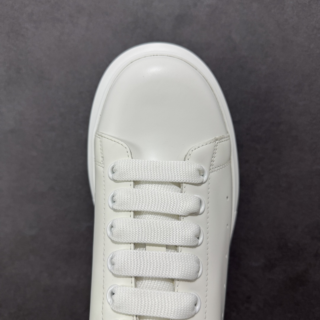 图片[8]-【顶级特价版】亚历山大 Alexander McQueen 麦昆小白鞋 全套专柜包装物及配件(附送快递加固牛皮纸盒) 外盒标嵌入核心防伪芯片装置,秒杀市面文案版本 鞋底支持NFC原码独立扫描 采用丝绸硬质头层小牛皮鞋面材质 内外超软小羊皮贴脚透气及超软PU脚感乳胶物料鞋 外置原抽真空高密度增高底 白色光滑牛皮革系带运动鞋，圆头设计，鞋跟点缀黑色绒面革细节。搭配宽扁鞋带，鞋舌和后帮饰有 Alexander McQueen 品牌标志。阔型橡胶鞋底。运动鞋另配一副白色鞋带材料 100% 小牛皮 所有细节与原版一致 尺码：35 36 37 38 39 40 41 42 43 44 45-选品中心