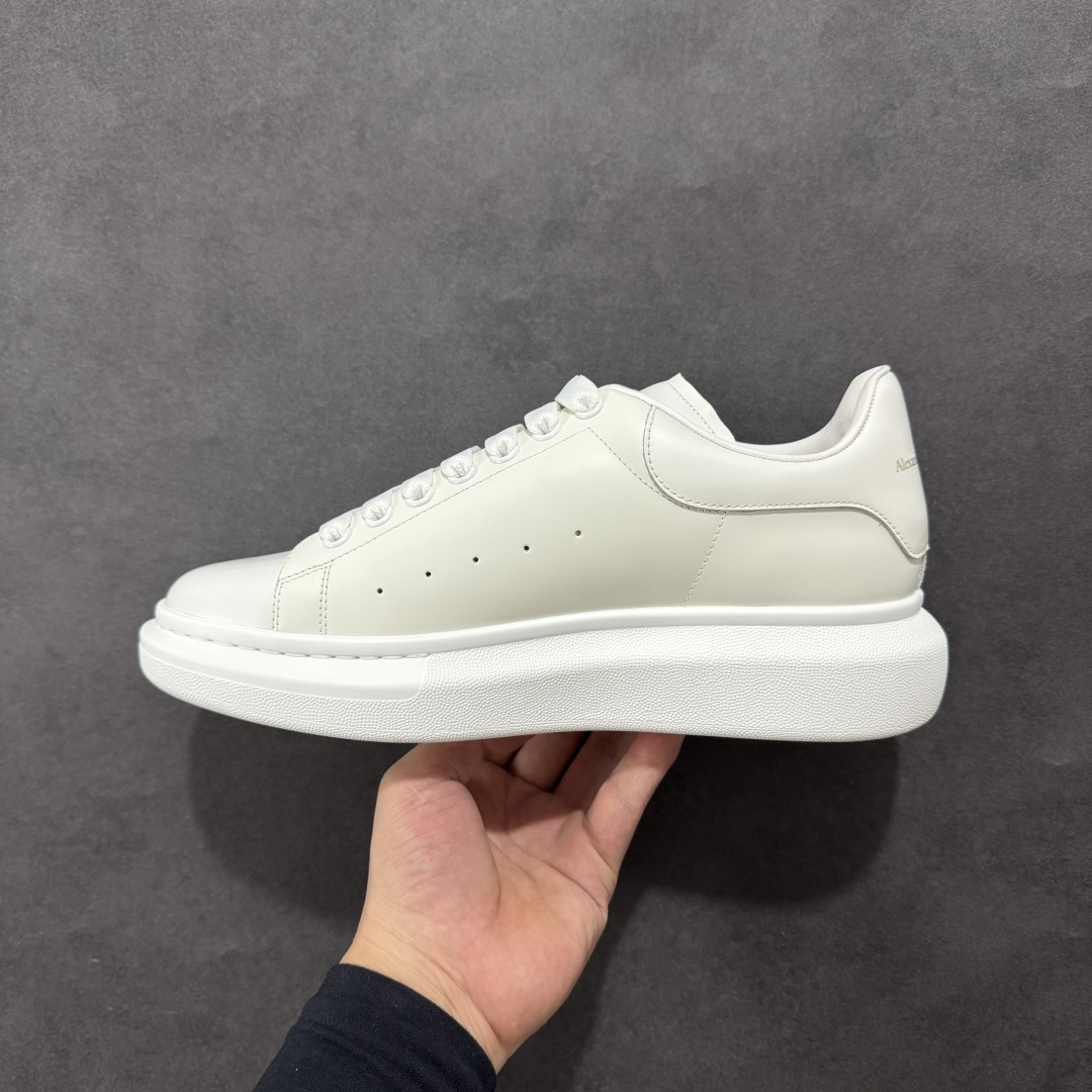 图片[2]-【顶级特价版】亚历山大 Alexander McQueen 麦昆小白鞋 全套专柜包装物及配件(附送快递加固牛皮纸盒) 外盒标嵌入核心防伪芯片装置,秒杀市面文案版本 鞋底支持NFC原码独立扫描 采用丝绸硬质头层小牛皮鞋面材质 内外超软小羊皮贴脚透气及超软PU脚感乳胶物料鞋 外置原抽真空高密度增高底 白色光滑牛皮革系带运动鞋，圆头设计，鞋跟点缀黑色绒面革细节。搭配宽扁鞋带，鞋舌和后帮饰有 Alexander McQueen 品牌标志。阔型橡胶鞋底。运动鞋另配一副白色鞋带材料 100% 小牛皮 所有细节与原版一致 尺码：35 36 37 38 39 40 41 42 43 44 45-选品中心