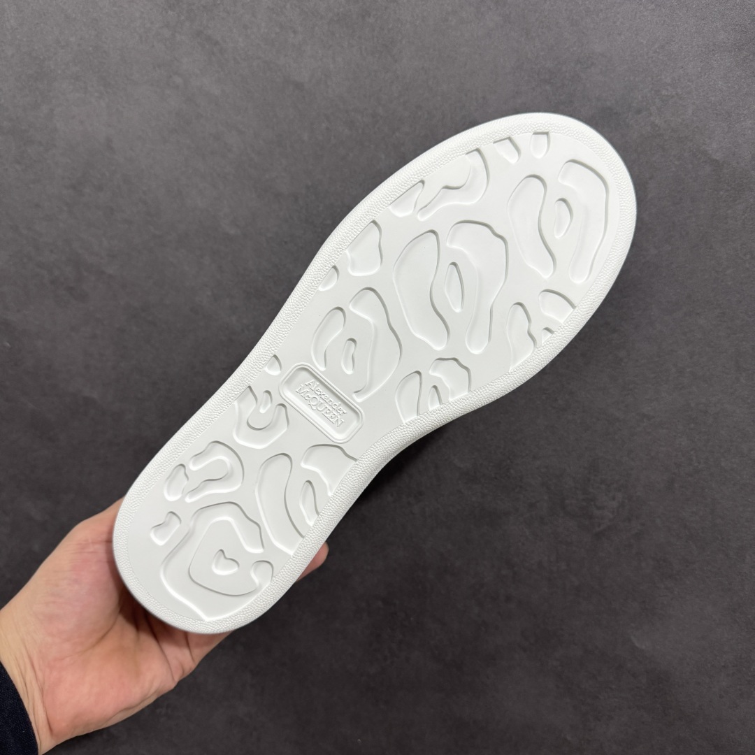 图片[9]-【顶级特价版】亚历山大 Alexander McQueen 麦昆小白鞋 全套专柜包装物及配件(附送快递加固牛皮纸盒) 外盒标嵌入核心防伪芯片装置,秒杀市面文案版本 鞋底支持NFC原码独立扫描 采用丝绸硬质头层小牛皮鞋面材质 内外超软小羊皮贴脚透气及超软PU脚感乳胶物料鞋 外置原抽真空高密度增高底 白色光滑牛皮革系带运动鞋，圆头设计，鞋跟点缀黑色绒面革细节。搭配宽扁鞋带，鞋舌和后帮饰有 Alexander McQueen 品牌标志。阔型橡胶鞋底。运动鞋另配一副白色鞋带材料 100% 小牛皮 所有细节与原版一致 尺码：35 36 37 38 39 40 41 42 43 44 45-选品中心