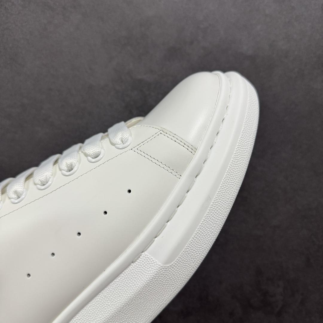 图片[5]-【顶级特价版】亚历山大 Alexander McQueen 麦昆小白鞋 全套专柜包装物及配件(附送快递加固牛皮纸盒) 外盒标嵌入核心防伪芯片装置,秒杀市面文案版本 鞋底支持NFC原码独立扫描 采用丝绸硬质头层小牛皮鞋面材质 内外超软小羊皮贴脚透气及超软PU脚感乳胶物料鞋 外置原抽真空高密度增高底 白色光滑牛皮革系带运动鞋，圆头设计，鞋跟点缀黑色绒面革细节。搭配宽扁鞋带，鞋舌和后帮饰有 Alexander McQueen 品牌标志。阔型橡胶鞋底。运动鞋另配一副白色鞋带材料 100% 小牛皮 所有细节与原版一致 尺码：35 36 37 38 39 40 41 42 43 44 45-选品中心