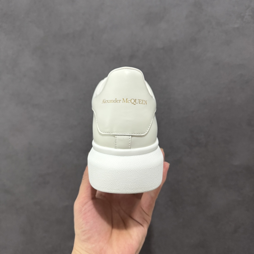 图片[4]-【顶级特价版】亚历山大 Alexander McQueen 麦昆小白鞋 全套专柜包装物及配件(附送快递加固牛皮纸盒) 外盒标嵌入核心防伪芯片装置,秒杀市面文案版本 鞋底支持NFC原码独立扫描 采用丝绸硬质头层小牛皮鞋面材质 内外超软小羊皮贴脚透气及超软PU脚感乳胶物料鞋 外置原抽真空高密度增高底 白色光滑牛皮革系带运动鞋，圆头设计，鞋跟点缀黑色绒面革细节。搭配宽扁鞋带，鞋舌和后帮饰有 Alexander McQueen 品牌标志。阔型橡胶鞋底。运动鞋另配一副白色鞋带材料 100% 小牛皮 所有细节与原版一致 尺码：35 36 37 38 39 40 41 42 43 44 45-选品中心
